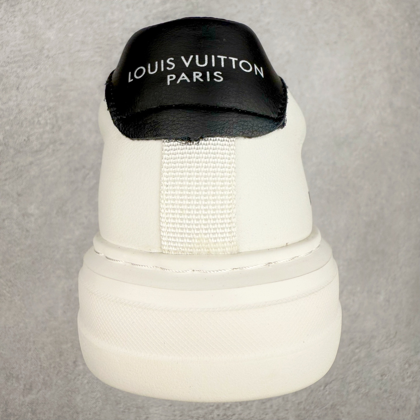 图片[8]-Louis Vuitton LV路易威登板鞋小白鞋系列 # 广东大厂品质 舒适轻泡大底和百搭性霸屏整个时尚娱乐圈，细节调整完美主义！鞋面采用进口头层小牛皮，独家开模轻泡大底， 侧边采用3D打印标志性Logo 尽显贵族时尚气息，台湾进口小牛皮挂皮内里，配带正品全套包装。 尺码：38 39 40 41 42 43 44-选品中心