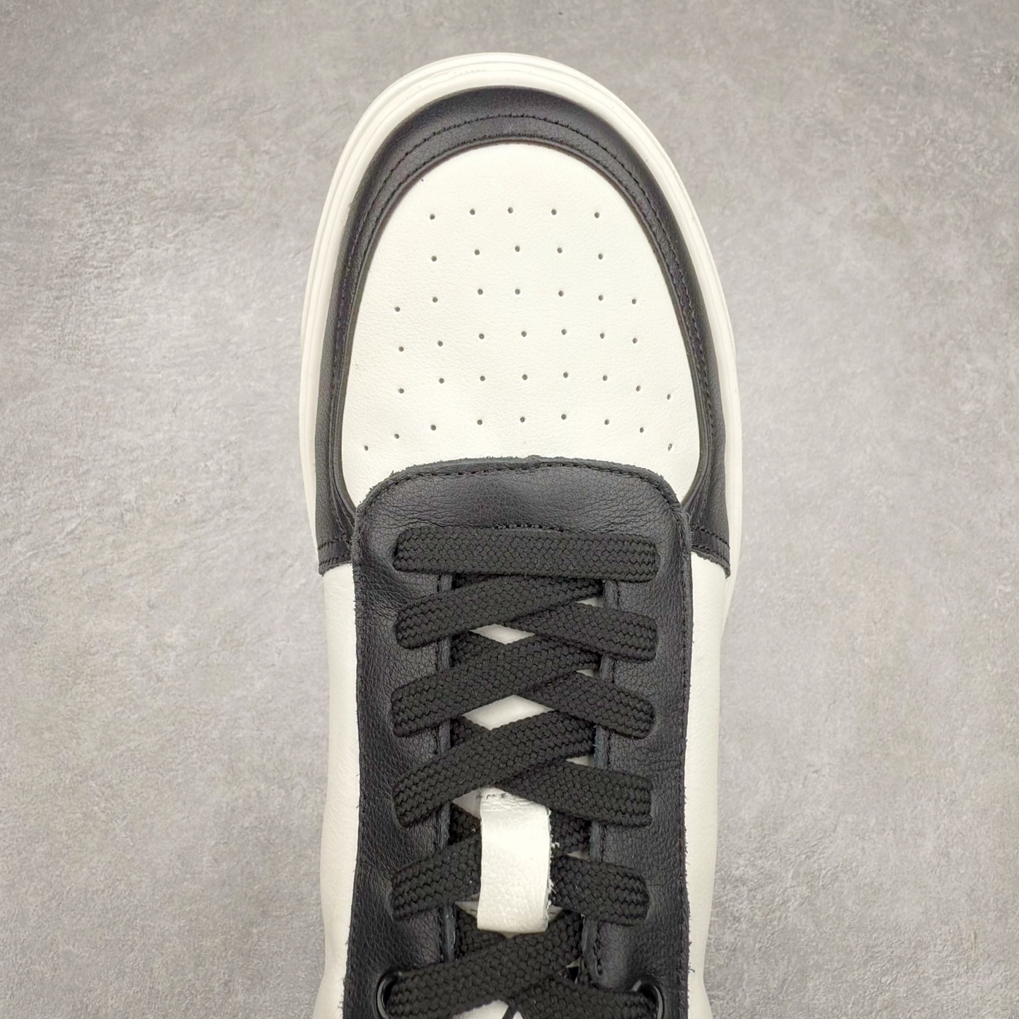 图片[4]-Louis Vuitton LV路易威登板鞋小白鞋系列 # 广东大厂品质 舒适轻泡大底和百搭性霸屏整个时尚娱乐圈，细节调整完美主义！鞋面采用进口头层小牛皮，独家开模轻泡大底， 侧边采用3D打印标志性Logo 尽显贵族时尚气息，台湾进口小牛皮挂皮内里，配带正品全套包装。 尺码：38 39 40 41 42 43 44-选品中心