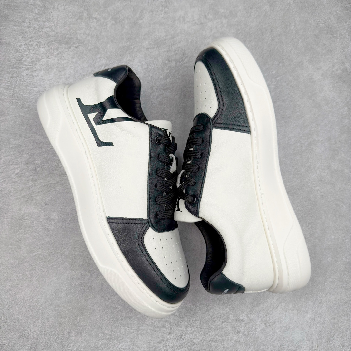 图片[3]-Louis Vuitton LV路易威登板鞋小白鞋系列 # 广东大厂品质 舒适轻泡大底和百搭性霸屏整个时尚娱乐圈，细节调整完美主义！鞋面采用进口头层小牛皮，独家开模轻泡大底， 侧边采用3D打印标志性Logo 尽显贵族时尚气息，台湾进口小牛皮挂皮内里，配带正品全套包装。 尺码：38 39 40 41 42 43 44-选品中心