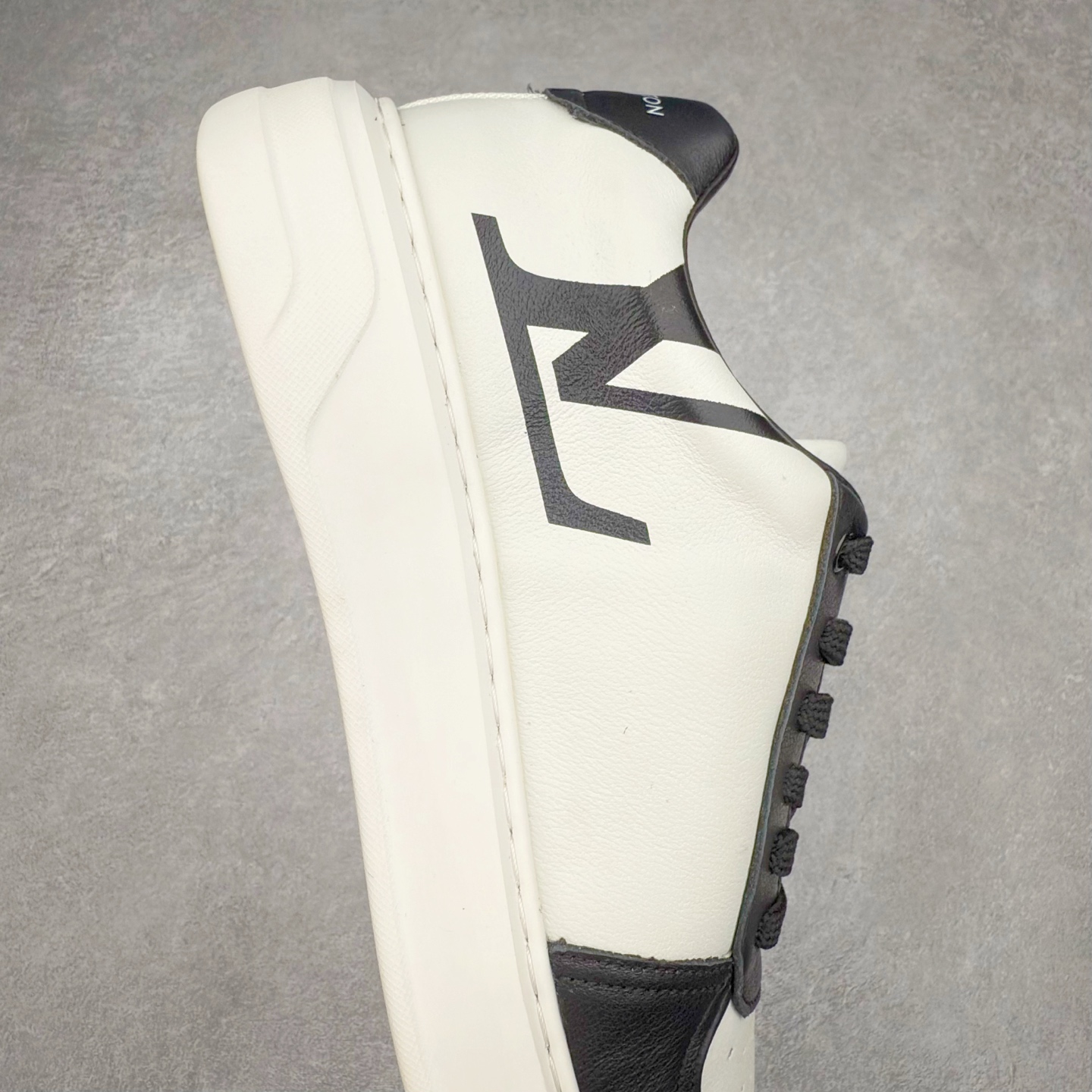 图片[6]-Louis Vuitton LV路易威登板鞋小白鞋系列 # 广东大厂品质 舒适轻泡大底和百搭性霸屏整个时尚娱乐圈，细节调整完美主义！鞋面采用进口头层小牛皮，独家开模轻泡大底， 侧边采用3D打印标志性Logo 尽显贵族时尚气息，台湾进口小牛皮挂皮内里，配带正品全套包装。 尺码：38 39 40 41 42 43 44-选品中心