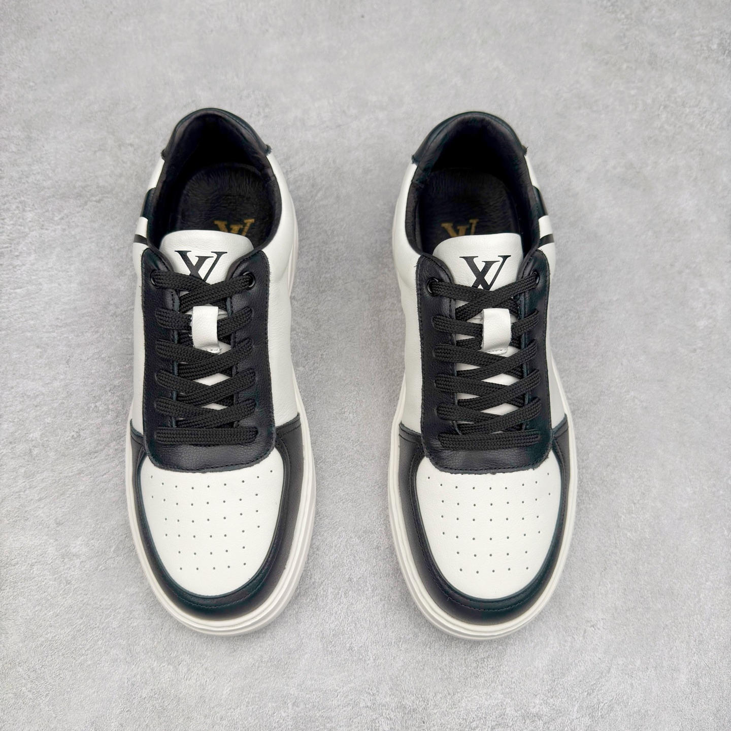 图片[2]-Louis Vuitton LV路易威登板鞋小白鞋系列 # 广东大厂品质 舒适轻泡大底和百搭性霸屏整个时尚娱乐圈，细节调整完美主义！鞋面采用进口头层小牛皮，独家开模轻泡大底， 侧边采用3D打印标志性Logo 尽显贵族时尚气息，台湾进口小牛皮挂皮内里，配带正品全套包装。 尺码：38 39 40 41 42 43 44-选品中心