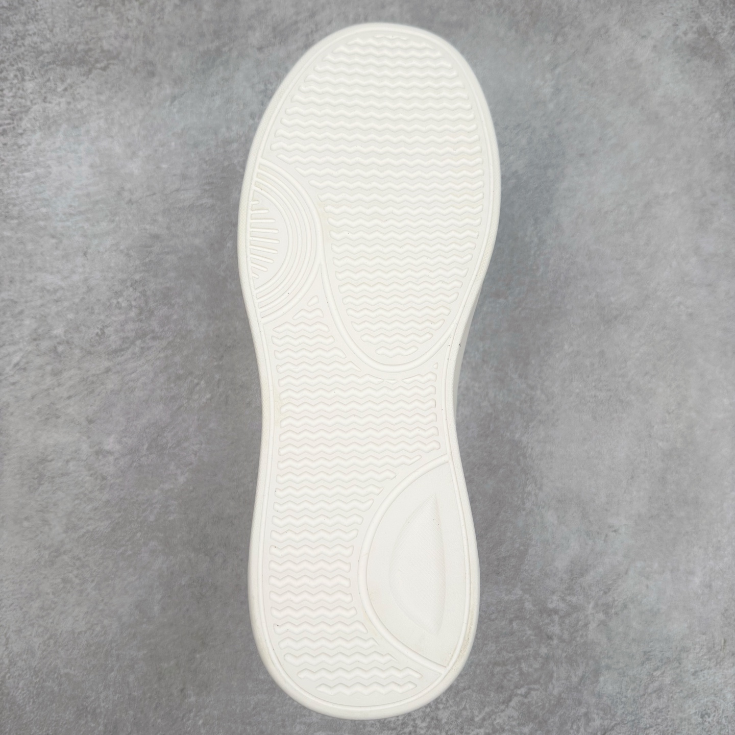 图片[9]-Louis Vuitton LV路易威登板鞋小白鞋系列 # 广东大厂品质 舒适轻泡大底和百搭性霸屏整个时尚娱乐圈，细节调整完美主义！鞋面采用进口头层小牛皮，独家开模轻泡大底， 侧边采用3D打印标志性Logo 尽显贵族时尚气息，台湾进口小牛皮挂皮内里，配带正品全套包装。 尺码：38 39 40 41 42 43 44-选品中心