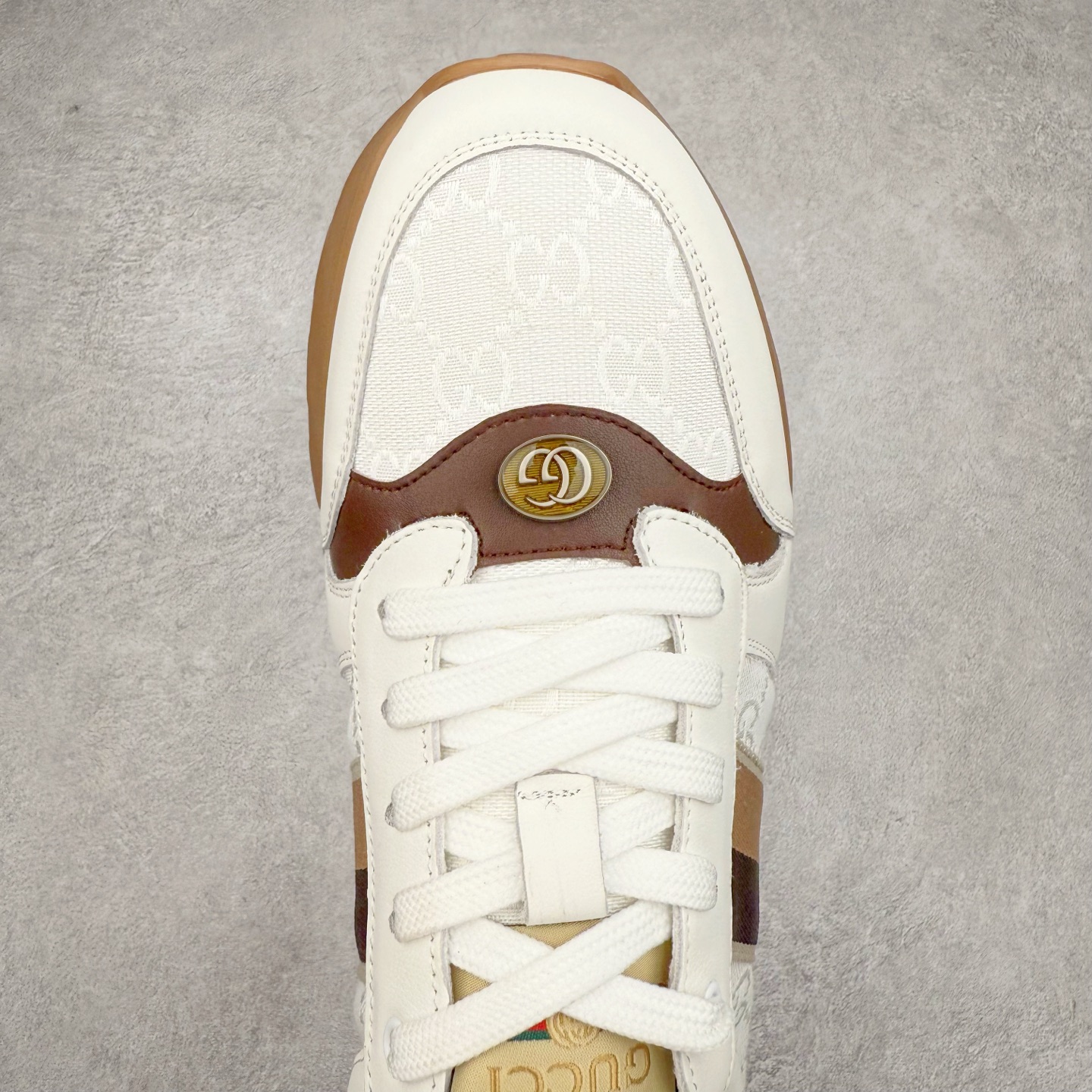 图片[4]-Louis Vuitton LV路易威登板鞋小白鞋系列 # 广东大厂品质 舒适轻泡大底和百搭性霸屏整个时尚娱乐圈，细节调整完美主义！鞋面采用进口头层小牛皮，独家开模轻泡大底， 侧边采用3D打印标志性Logo 尽显贵族时尚气息，台湾进口小牛皮挂皮内里，配带正品全套包装。 尺码：38 39 40 41 42 43 44-选品中心