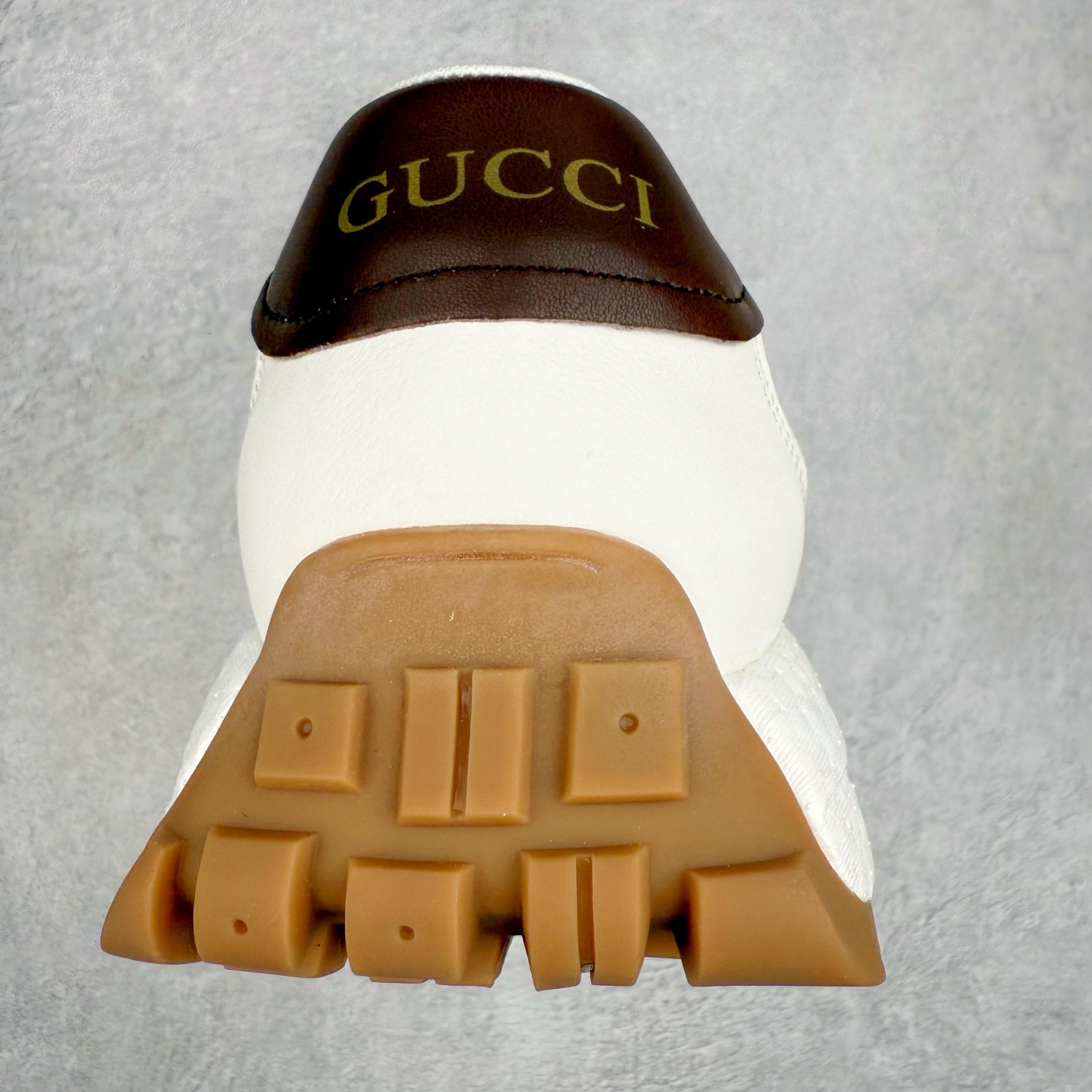 图片[8]-Louis Vuitton LV路易威登板鞋小白鞋系列 # 广东大厂品质 舒适轻泡大底和百搭性霸屏整个时尚娱乐圈，细节调整完美主义！鞋面采用进口头层小牛皮，独家开模轻泡大底， 侧边采用3D打印标志性Logo 尽显贵族时尚气息，台湾进口小牛皮挂皮内里，配带正品全套包装。 尺码：38 39 40 41 42 43 44-选品中心