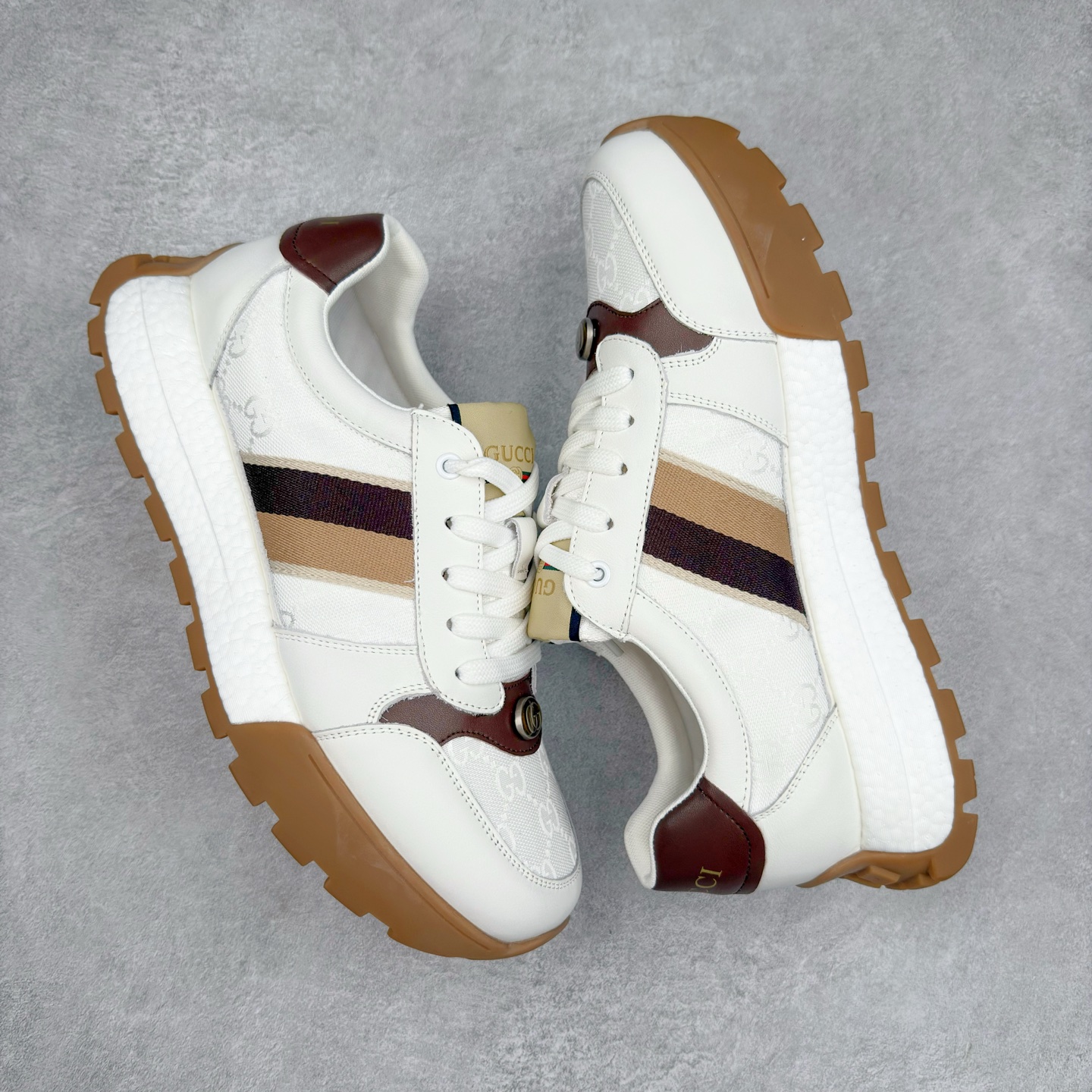 图片[3]-Louis Vuitton LV路易威登板鞋小白鞋系列 # 广东大厂品质 舒适轻泡大底和百搭性霸屏整个时尚娱乐圈，细节调整完美主义！鞋面采用进口头层小牛皮，独家开模轻泡大底， 侧边采用3D打印标志性Logo 尽显贵族时尚气息，台湾进口小牛皮挂皮内里，配带正品全套包装。 尺码：38 39 40 41 42 43 44-选品中心