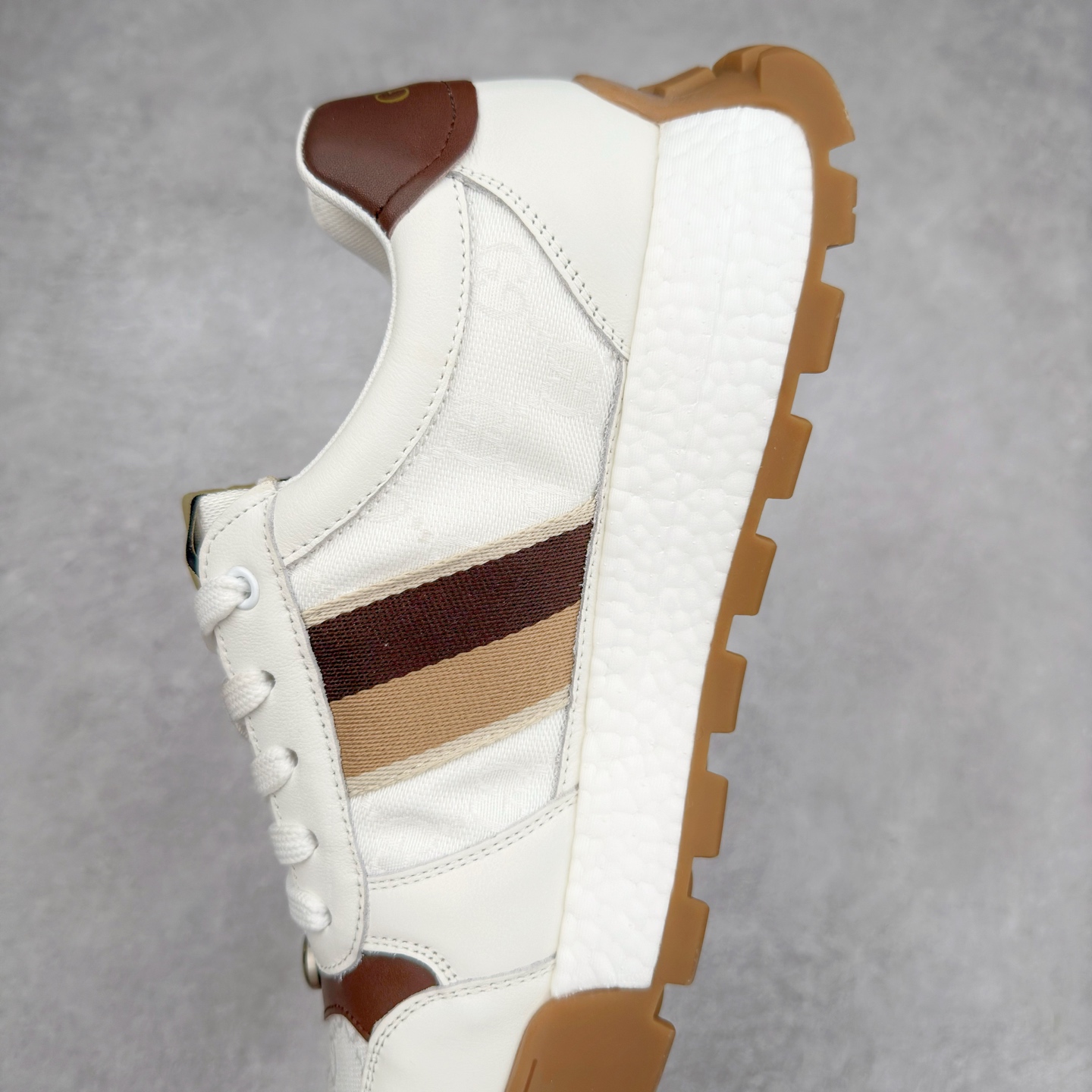 图片[7]-Louis Vuitton LV路易威登板鞋小白鞋系列 # 广东大厂品质 舒适轻泡大底和百搭性霸屏整个时尚娱乐圈，细节调整完美主义！鞋面采用进口头层小牛皮，独家开模轻泡大底， 侧边采用3D打印标志性Logo 尽显贵族时尚气息，台湾进口小牛皮挂皮内里，配带正品全套包装。 尺码：38 39 40 41 42 43 44-选品中心