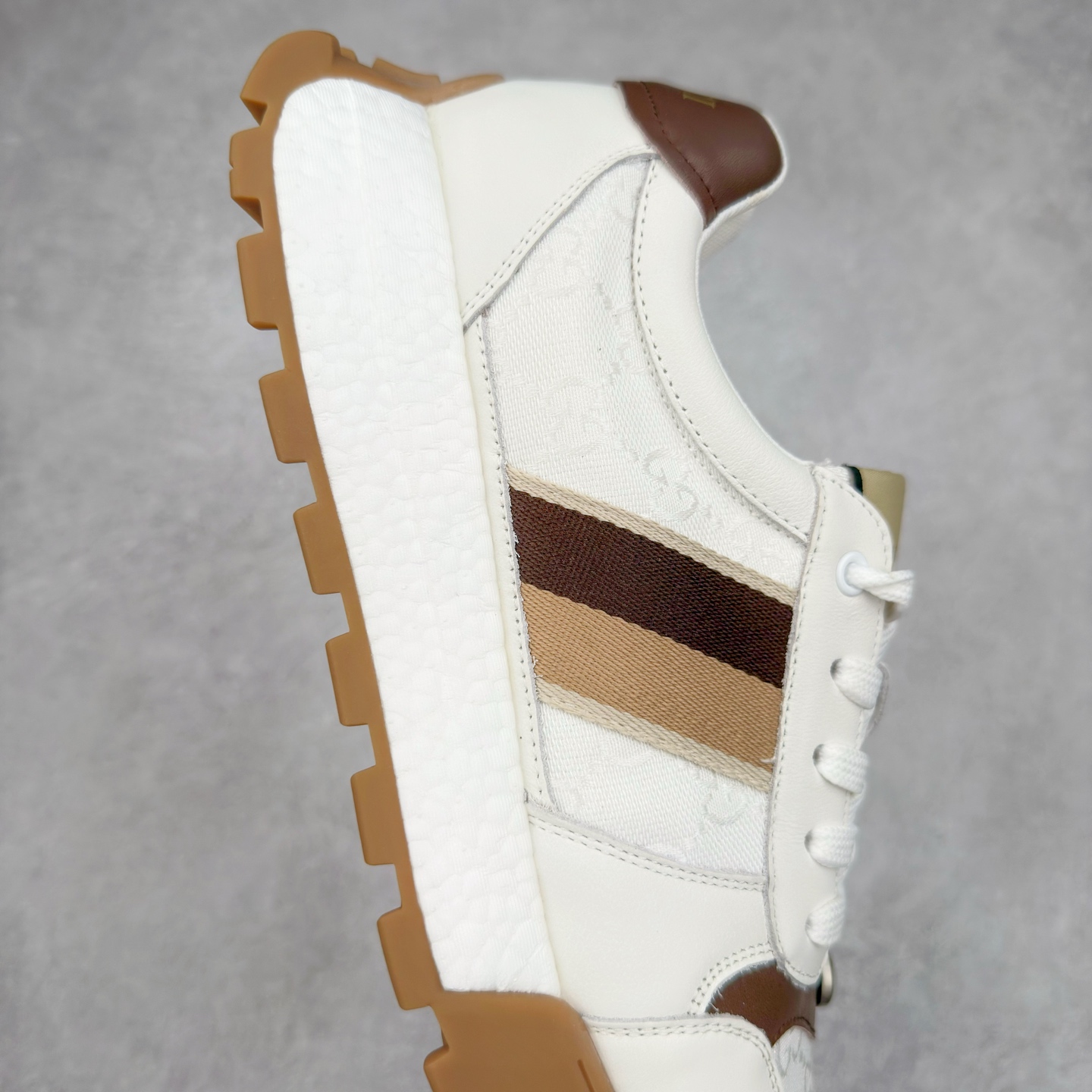 图片[6]-Louis Vuitton LV路易威登板鞋小白鞋系列 # 广东大厂品质 舒适轻泡大底和百搭性霸屏整个时尚娱乐圈，细节调整完美主义！鞋面采用进口头层小牛皮，独家开模轻泡大底， 侧边采用3D打印标志性Logo 尽显贵族时尚气息，台湾进口小牛皮挂皮内里，配带正品全套包装。 尺码：38 39 40 41 42 43 44-选品中心