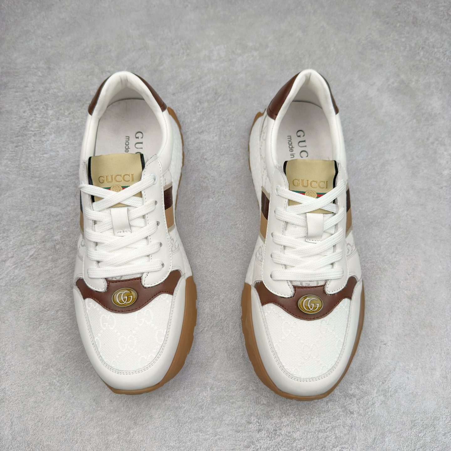 图片[2]-Louis Vuitton LV路易威登板鞋小白鞋系列 # 广东大厂品质 舒适轻泡大底和百搭性霸屏整个时尚娱乐圈，细节调整完美主义！鞋面采用进口头层小牛皮，独家开模轻泡大底， 侧边采用3D打印标志性Logo 尽显贵族时尚气息，台湾进口小牛皮挂皮内里，配带正品全套包装。 尺码：38 39 40 41 42 43 44-选品中心