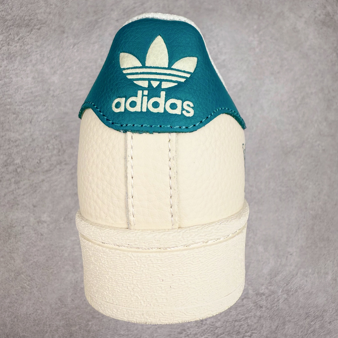 图片[8]-＃C2 AD Originals Superstar 经典复古贝壳头板鞋 AD0001 诞生于1969年 是第一双将全皮面鞋 身与橡胶鞋头结合在一起的低帮篮球鞋 Superstar最开始 是作为高帮篮球鞋Pro Model的低帮版本而出现的 但因为其独特和醒目的橡胶鞋头造型而让大家熟知 被大家形象地称为\\\”shelltoe\\\”贝壳头 在70年代的美国职业篮球场上 接近3/4的NBA球员都将这双Superstar作为场上用鞋 80年代之后 经过不断的改良和发展 Superstar逐渐成为横跨时装、音乐、街头文化、休闲和运动等各大领域的时尚潮鞋 尺码：36 36.5 37 38 38.5 39 40 40.5 41 42 42.5 43 44 44.5 45-选品中心