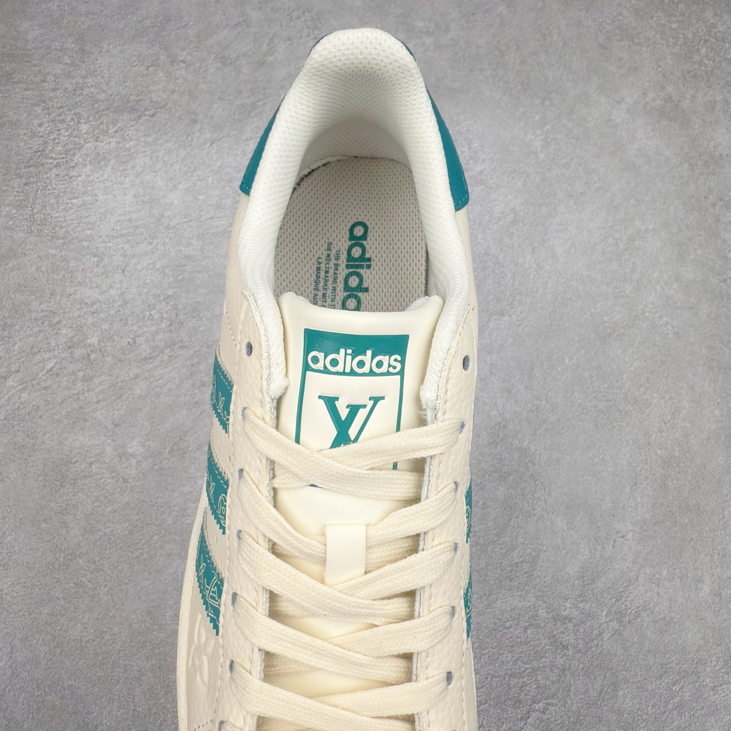 图片[5]-＃C2 AD Originals Superstar 经典复古贝壳头板鞋 AD0001 诞生于1969年 是第一双将全皮面鞋 身与橡胶鞋头结合在一起的低帮篮球鞋 Superstar最开始 是作为高帮篮球鞋Pro Model的低帮版本而出现的 但因为其独特和醒目的橡胶鞋头造型而让大家熟知 被大家形象地称为\\\”shelltoe\\\”贝壳头 在70年代的美国职业篮球场上 接近3/4的NBA球员都将这双Superstar作为场上用鞋 80年代之后 经过不断的改良和发展 Superstar逐渐成为横跨时装、音乐、街头文化、休闲和运动等各大领域的时尚潮鞋 尺码：36 36.5 37 38 38.5 39 40 40.5 41 42 42.5 43 44 44.5 45-选品中心