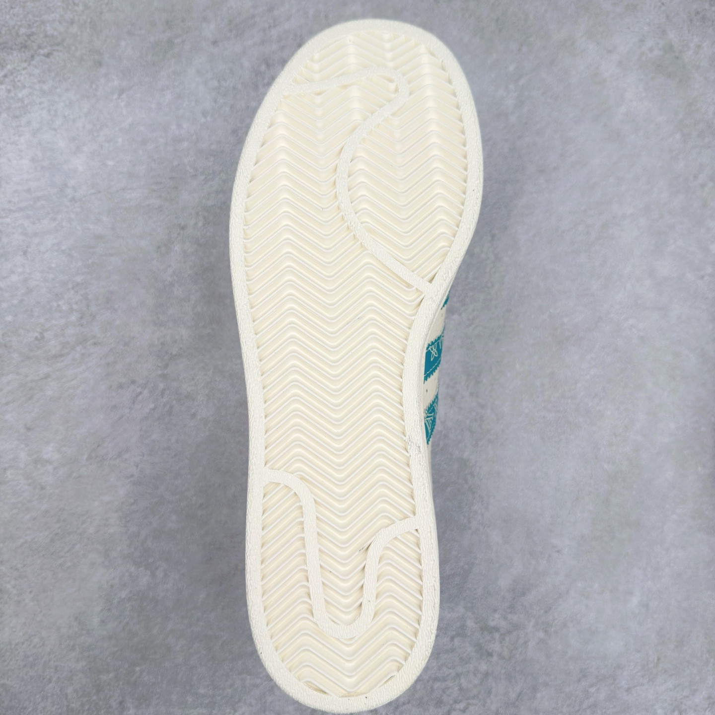 图片[9]-＃C2 AD Originals Superstar 经典复古贝壳头板鞋 AD0001 诞生于1969年 是第一双将全皮面鞋 身与橡胶鞋头结合在一起的低帮篮球鞋 Superstar最开始 是作为高帮篮球鞋Pro Model的低帮版本而出现的 但因为其独特和醒目的橡胶鞋头造型而让大家熟知 被大家形象地称为\\\”shelltoe\\\”贝壳头 在70年代的美国职业篮球场上 接近3/4的NBA球员都将这双Superstar作为场上用鞋 80年代之后 经过不断的改良和发展 Superstar逐渐成为横跨时装、音乐、街头文化、休闲和运动等各大领域的时尚潮鞋 尺码：36 36.5 37 38 38.5 39 40 40.5 41 42 42.5 43 44 44.5 45-选品中心