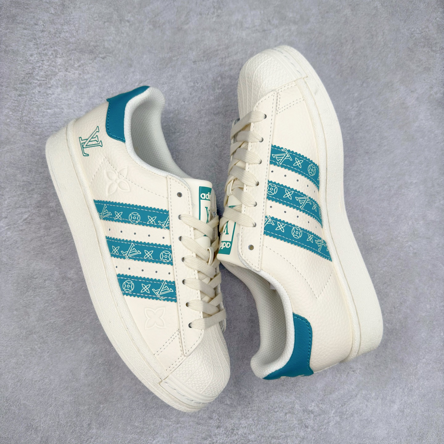 图片[3]-＃C2 AD Originals Superstar 经典复古贝壳头板鞋 AD0001 诞生于1969年 是第一双将全皮面鞋 身与橡胶鞋头结合在一起的低帮篮球鞋 Superstar最开始 是作为高帮篮球鞋Pro Model的低帮版本而出现的 但因为其独特和醒目的橡胶鞋头造型而让大家熟知 被大家形象地称为\\\”shelltoe\\\”贝壳头 在70年代的美国职业篮球场上 接近3/4的NBA球员都将这双Superstar作为场上用鞋 80年代之后 经过不断的改良和发展 Superstar逐渐成为横跨时装、音乐、街头文化、休闲和运动等各大领域的时尚潮鞋 尺码：36 36.5 37 38 38.5 39 40 40.5 41 42 42.5 43 44 44.5 45-选品中心