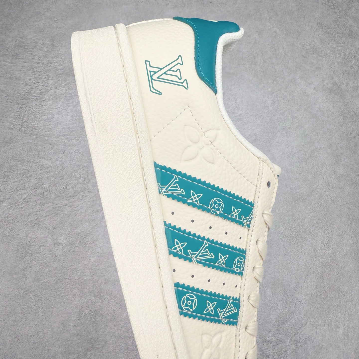 图片[6]-＃C2 AD Originals Superstar 经典复古贝壳头板鞋 AD0001 诞生于1969年 是第一双将全皮面鞋 身与橡胶鞋头结合在一起的低帮篮球鞋 Superstar最开始 是作为高帮篮球鞋Pro Model的低帮版本而出现的 但因为其独特和醒目的橡胶鞋头造型而让大家熟知 被大家形象地称为\\\”shelltoe\\\”贝壳头 在70年代的美国职业篮球场上 接近3/4的NBA球员都将这双Superstar作为场上用鞋 80年代之后 经过不断的改良和发展 Superstar逐渐成为横跨时装、音乐、街头文化、休闲和运动等各大领域的时尚潮鞋 尺码：36 36.5 37 38 38.5 39 40 40.5 41 42 42.5 43 44 44.5 45-选品中心