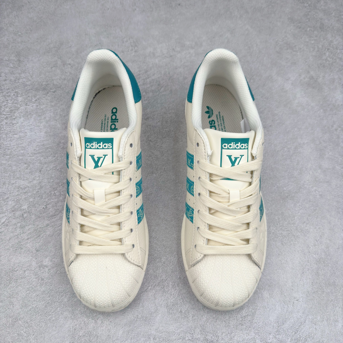 图片[2]-＃C2 AD Originals Superstar 经典复古贝壳头板鞋 AD0001 诞生于1969年 是第一双将全皮面鞋 身与橡胶鞋头结合在一起的低帮篮球鞋 Superstar最开始 是作为高帮篮球鞋Pro Model的低帮版本而出现的 但因为其独特和醒目的橡胶鞋头造型而让大家熟知 被大家形象地称为\\\”shelltoe\\\”贝壳头 在70年代的美国职业篮球场上 接近3/4的NBA球员都将这双Superstar作为场上用鞋 80年代之后 经过不断的改良和发展 Superstar逐渐成为横跨时装、音乐、街头文化、休闲和运动等各大领域的时尚潮鞋 尺码：36 36.5 37 38 38.5 39 40 40.5 41 42 42.5 43 44 44.5 45-选品中心