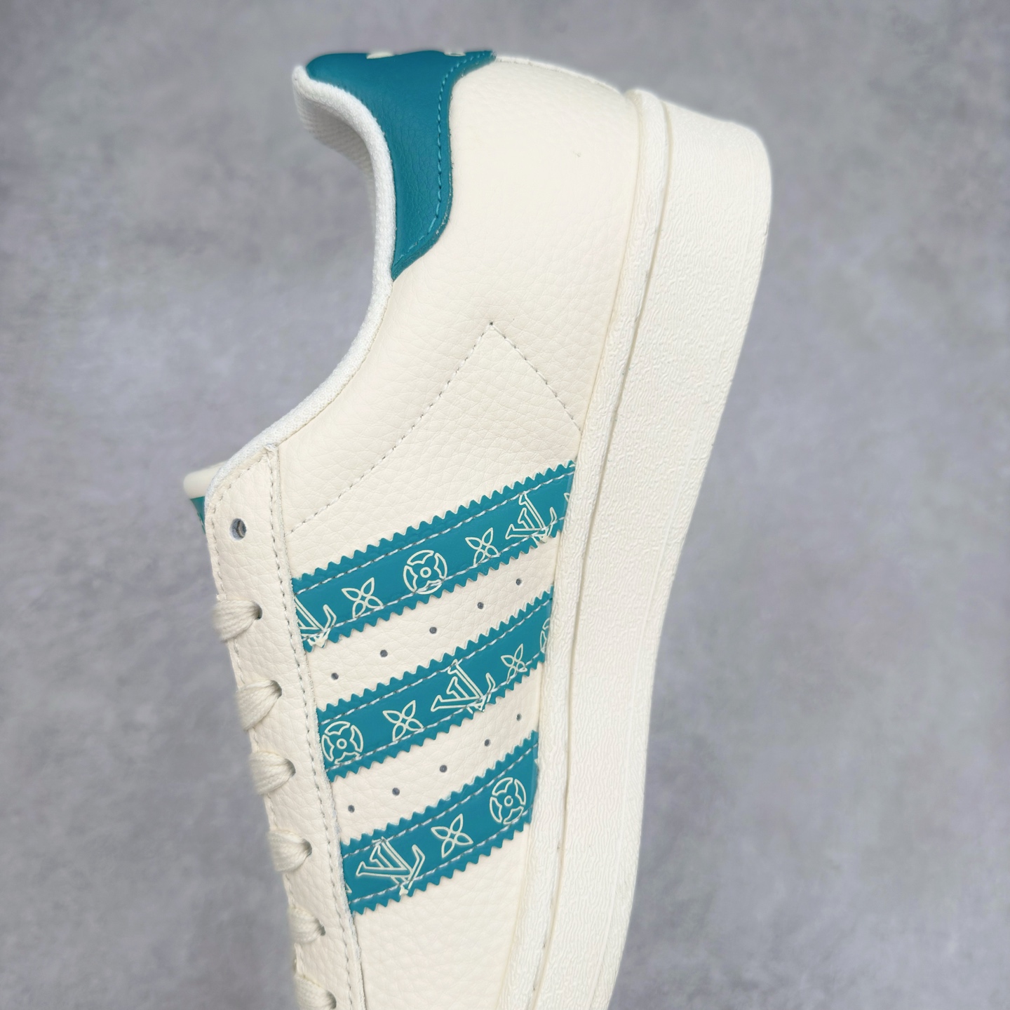 图片[7]-＃C2 AD Originals Superstar 经典复古贝壳头板鞋 AD0001 诞生于1969年 是第一双将全皮面鞋 身与橡胶鞋头结合在一起的低帮篮球鞋 Superstar最开始 是作为高帮篮球鞋Pro Model的低帮版本而出现的 但因为其独特和醒目的橡胶鞋头造型而让大家熟知 被大家形象地称为\\\”shelltoe\\\”贝壳头 在70年代的美国职业篮球场上 接近3/4的NBA球员都将这双Superstar作为场上用鞋 80年代之后 经过不断的改良和发展 Superstar逐渐成为横跨时装、音乐、街头文化、休闲和运动等各大领域的时尚潮鞋 尺码：36 36.5 37 38 38.5 39 40 40.5 41 42 42.5 43 44 44.5 45-选品中心