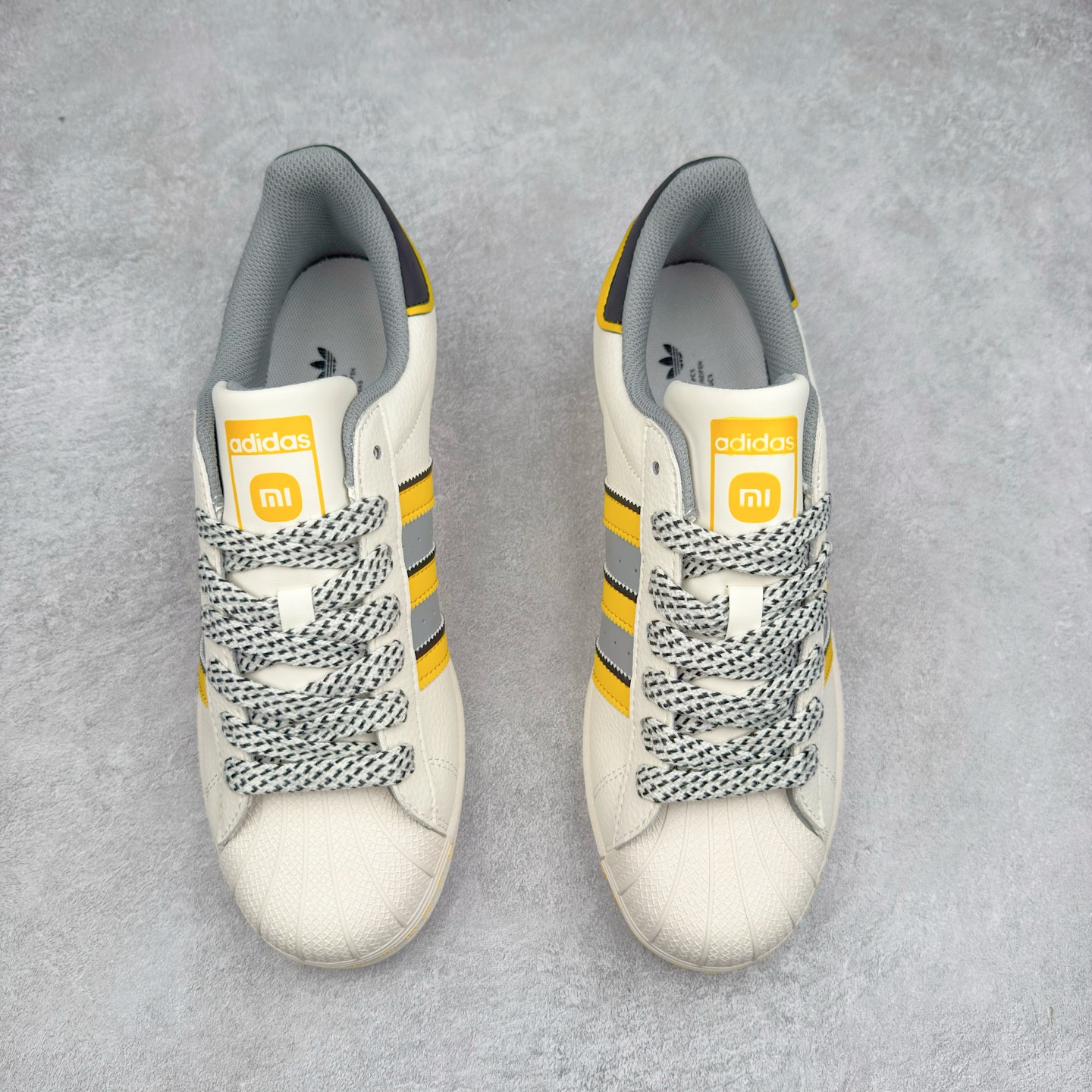 图片[2]-＃C2 AD Originals Superstar 经典复古贝壳头板鞋 JY8916 诞生于1969年 是第一双将全皮面鞋 身与橡胶鞋头结合在一起的低帮篮球鞋 Superstar最开始 是作为高帮篮球鞋Pro Model的低帮版本而出现的 但因为其独特和醒目的橡胶鞋头造型而让大家熟知 被大家形象地称为\\\”shelltoe\\\”贝壳头 在70年代的美国职业篮球场上 接近3/4的NBA球员都将这双Superstar作为场上用鞋 80年代之后 经过不断的改良和发展 Superstar逐渐成为横跨时装、音乐、街头文化、休闲和运动等各大领域的时尚潮鞋 尺码：36 36.5 37 38 38.5 39 40 40.5 41 42 42.5 43 44 44.5 45-选品中心