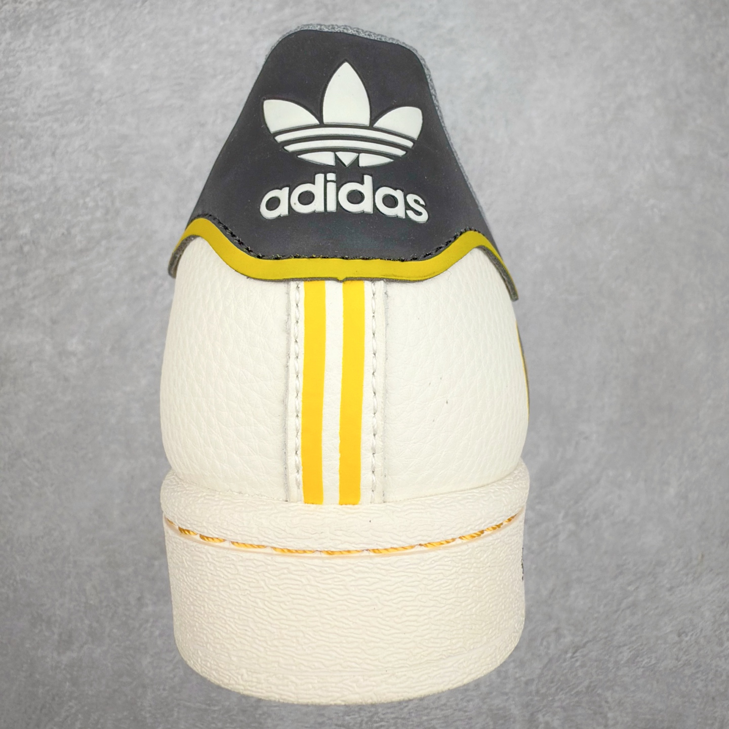 图片[8]-＃C2 AD Originals Superstar 经典复古贝壳头板鞋 JY8916 诞生于1969年 是第一双将全皮面鞋 身与橡胶鞋头结合在一起的低帮篮球鞋 Superstar最开始 是作为高帮篮球鞋Pro Model的低帮版本而出现的 但因为其独特和醒目的橡胶鞋头造型而让大家熟知 被大家形象地称为\\\”shelltoe\\\”贝壳头 在70年代的美国职业篮球场上 接近3/4的NBA球员都将这双Superstar作为场上用鞋 80年代之后 经过不断的改良和发展 Superstar逐渐成为横跨时装、音乐、街头文化、休闲和运动等各大领域的时尚潮鞋 尺码：36 36.5 37 38 38.5 39 40 40.5 41 42 42.5 43 44 44.5 45-选品中心