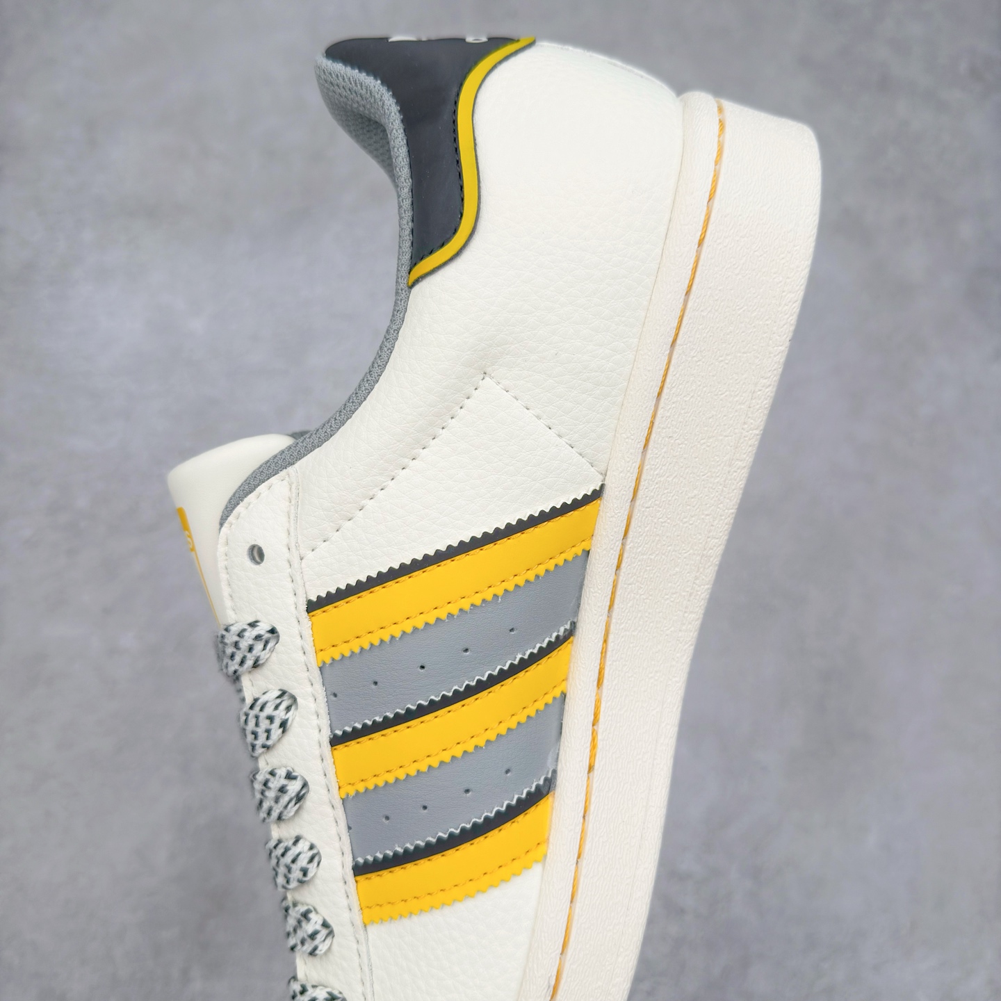 图片[7]-＃C2 AD Originals Superstar 经典复古贝壳头板鞋 JY8916 诞生于1969年 是第一双将全皮面鞋 身与橡胶鞋头结合在一起的低帮篮球鞋 Superstar最开始 是作为高帮篮球鞋Pro Model的低帮版本而出现的 但因为其独特和醒目的橡胶鞋头造型而让大家熟知 被大家形象地称为\\\”shelltoe\\\”贝壳头 在70年代的美国职业篮球场上 接近3/4的NBA球员都将这双Superstar作为场上用鞋 80年代之后 经过不断的改良和发展 Superstar逐渐成为横跨时装、音乐、街头文化、休闲和运动等各大领域的时尚潮鞋 尺码：36 36.5 37 38 38.5 39 40 40.5 41 42 42.5 43 44 44.5 45-选品中心