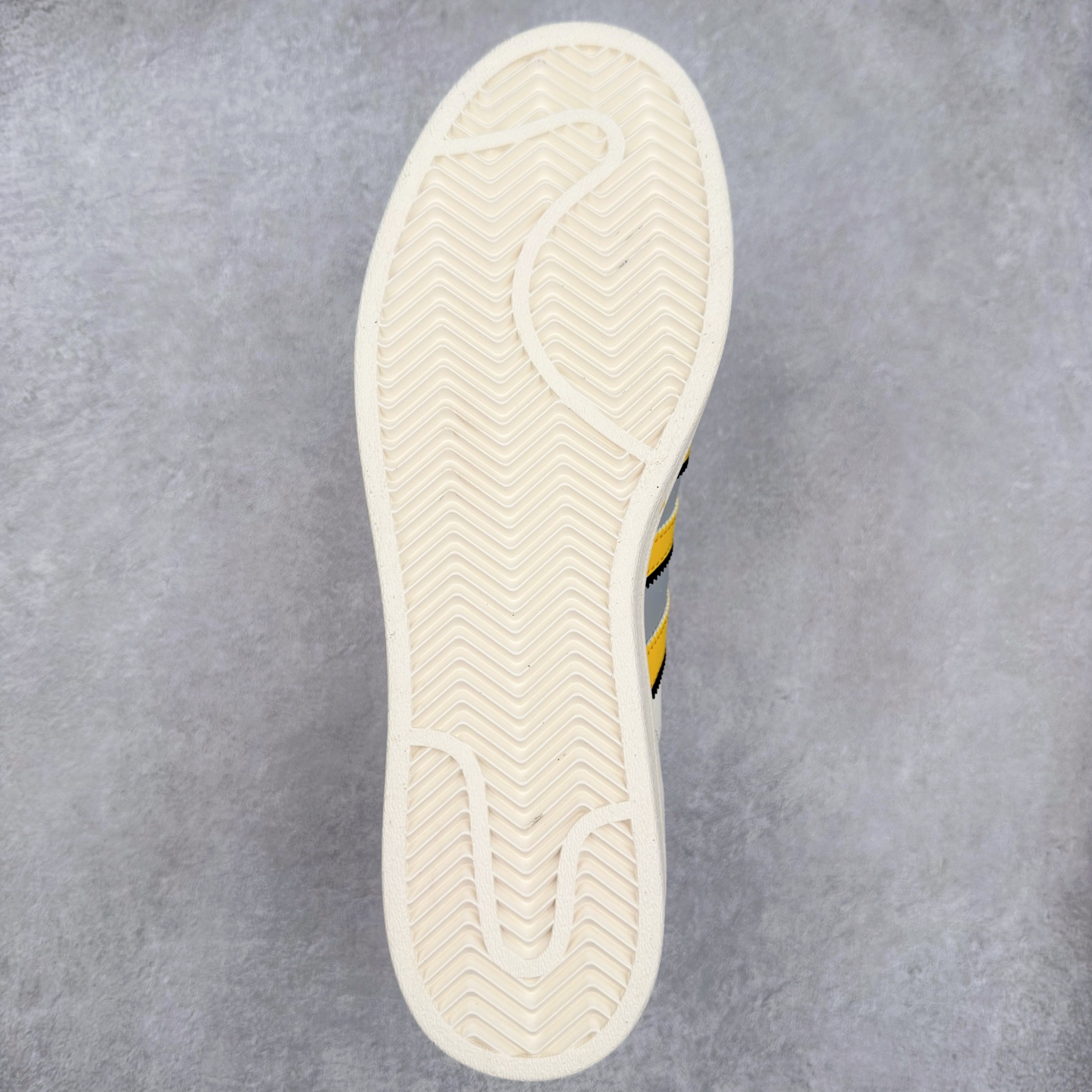 图片[9]-＃C2 AD Originals Superstar 经典复古贝壳头板鞋 JY8916 诞生于1969年 是第一双将全皮面鞋 身与橡胶鞋头结合在一起的低帮篮球鞋 Superstar最开始 是作为高帮篮球鞋Pro Model的低帮版本而出现的 但因为其独特和醒目的橡胶鞋头造型而让大家熟知 被大家形象地称为\\\”shelltoe\\\”贝壳头 在70年代的美国职业篮球场上 接近3/4的NBA球员都将这双Superstar作为场上用鞋 80年代之后 经过不断的改良和发展 Superstar逐渐成为横跨时装、音乐、街头文化、休闲和运动等各大领域的时尚潮鞋 尺码：36 36.5 37 38 38.5 39 40 40.5 41 42 42.5 43 44 44.5 45-选品中心