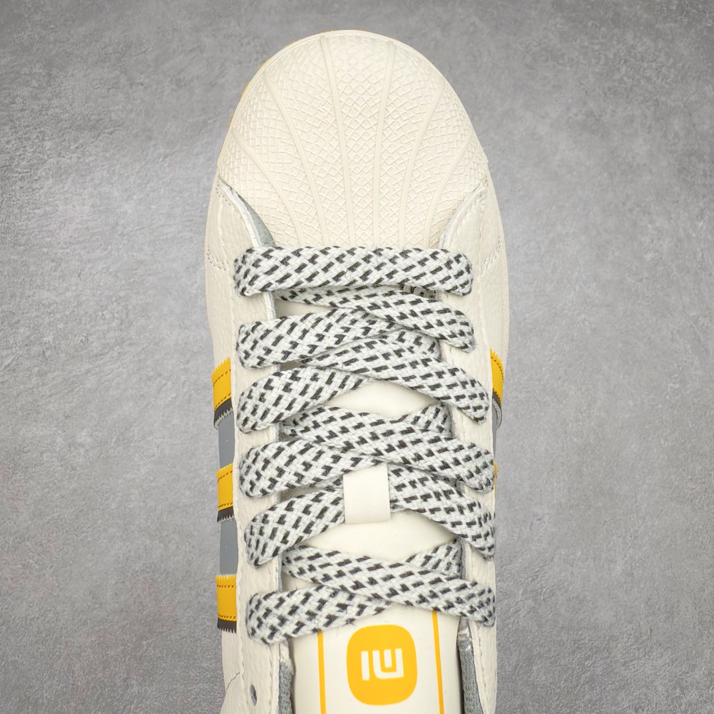 图片[4]-＃C2 AD Originals Superstar 经典复古贝壳头板鞋 JY8916 诞生于1969年 是第一双将全皮面鞋 身与橡胶鞋头结合在一起的低帮篮球鞋 Superstar最开始 是作为高帮篮球鞋Pro Model的低帮版本而出现的 但因为其独特和醒目的橡胶鞋头造型而让大家熟知 被大家形象地称为\\\”shelltoe\\\”贝壳头 在70年代的美国职业篮球场上 接近3/4的NBA球员都将这双Superstar作为场上用鞋 80年代之后 经过不断的改良和发展 Superstar逐渐成为横跨时装、音乐、街头文化、休闲和运动等各大领域的时尚潮鞋 尺码：36 36.5 37 38 38.5 39 40 40.5 41 42 42.5 43 44 44.5 45-选品中心