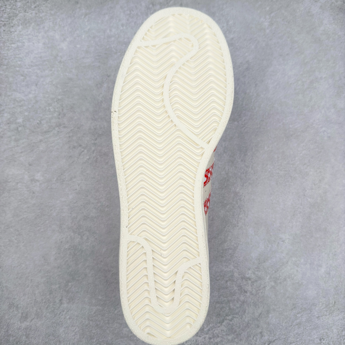 图片[9]-＃C2 AD Originals Superstar 经典复古贝壳头板鞋 XG0002 诞生于1969年 是第一双将全皮面鞋 身与橡胶鞋头结合在一起的低帮篮球鞋 Superstar最开始 是作为高帮篮球鞋Pro Model的低帮版本而出现的 但因为其独特和醒目的橡胶鞋头造型而让大家熟知 被大家形象地称为\\\”shelltoe\\\”贝壳头 在70年代的美国职业篮球场上 接近3/4的NBA球员都将这双Superstar作为场上用鞋 80年代之后 经过不断的改良和发展 Superstar逐渐成为横跨时装、音乐、街头文化、休闲和运动等各大领域的时尚潮鞋 尺码：36 36.5 37 38 38.5 39 40 40.5 41 42 42.5 43 44 44.5 45-选品中心