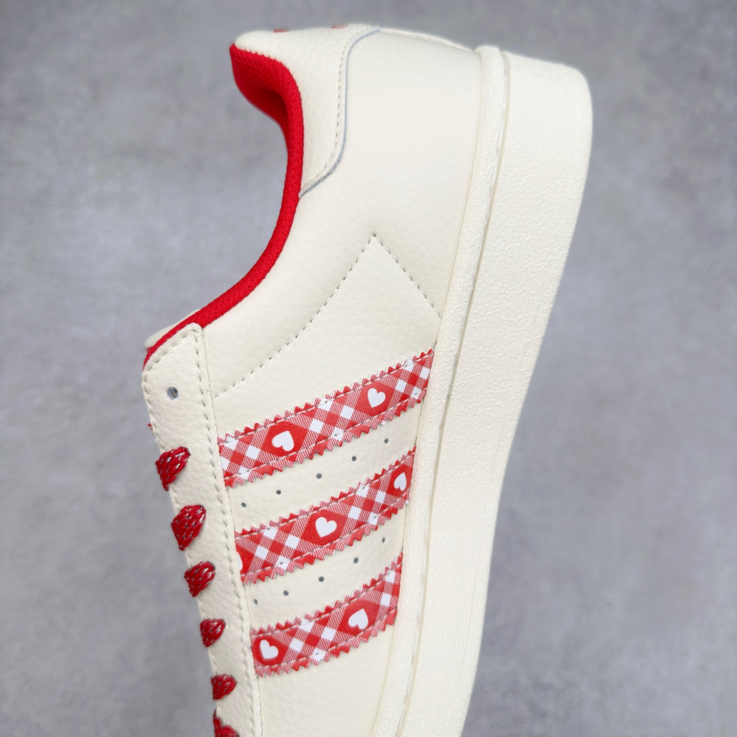 图片[7]-＃C2 AD Originals Superstar 经典复古贝壳头板鞋 XG0002 诞生于1969年 是第一双将全皮面鞋 身与橡胶鞋头结合在一起的低帮篮球鞋 Superstar最开始 是作为高帮篮球鞋Pro Model的低帮版本而出现的 但因为其独特和醒目的橡胶鞋头造型而让大家熟知 被大家形象地称为\\\”shelltoe\\\”贝壳头 在70年代的美国职业篮球场上 接近3/4的NBA球员都将这双Superstar作为场上用鞋 80年代之后 经过不断的改良和发展 Superstar逐渐成为横跨时装、音乐、街头文化、休闲和运动等各大领域的时尚潮鞋 尺码：36 36.5 37 38 38.5 39 40 40.5 41 42 42.5 43 44 44.5 45-选品中心