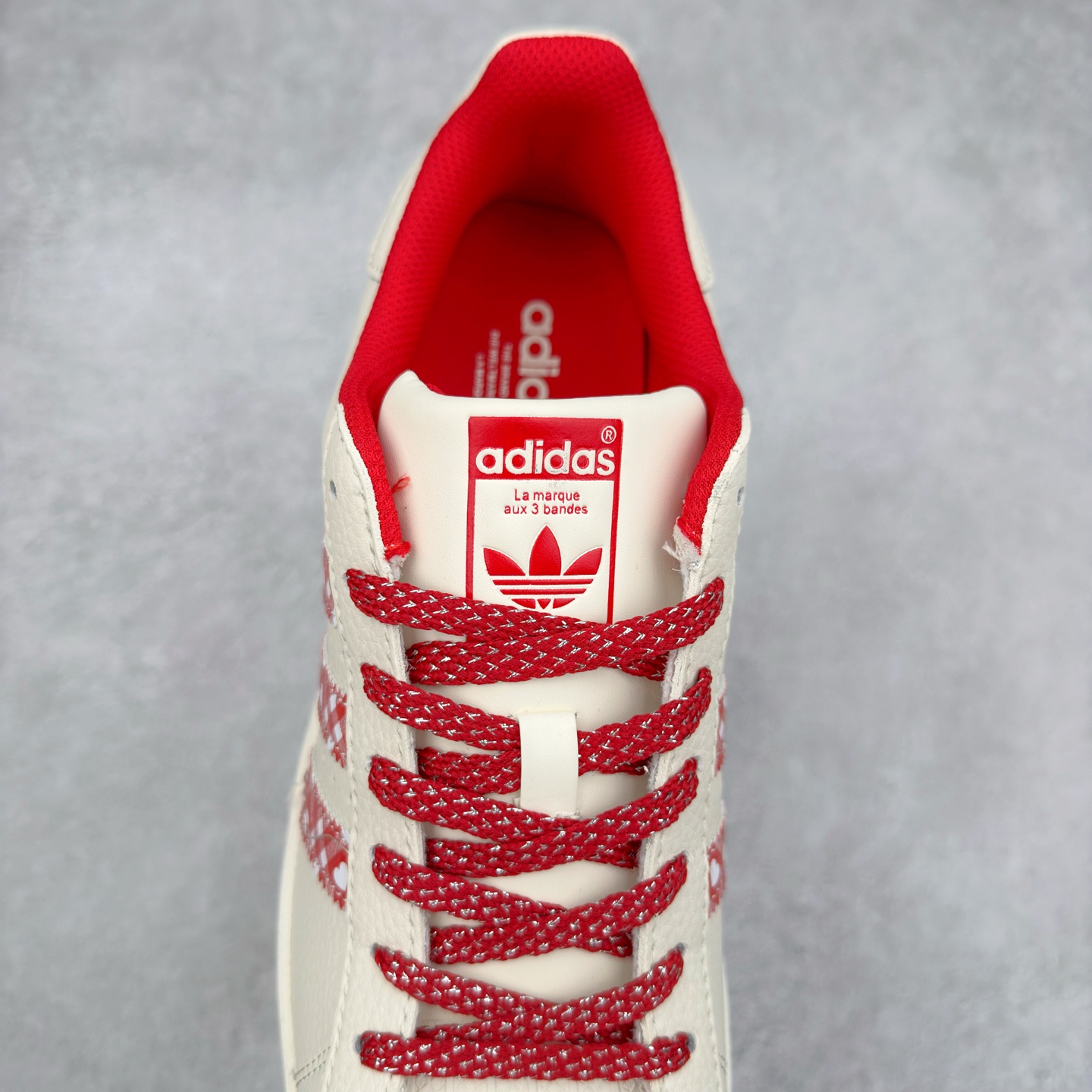 图片[5]-＃C2 AD Originals Superstar 经典复古贝壳头板鞋 XG0002 诞生于1969年 是第一双将全皮面鞋 身与橡胶鞋头结合在一起的低帮篮球鞋 Superstar最开始 是作为高帮篮球鞋Pro Model的低帮版本而出现的 但因为其独特和醒目的橡胶鞋头造型而让大家熟知 被大家形象地称为\\\”shelltoe\\\”贝壳头 在70年代的美国职业篮球场上 接近3/4的NBA球员都将这双Superstar作为场上用鞋 80年代之后 经过不断的改良和发展 Superstar逐渐成为横跨时装、音乐、街头文化、休闲和运动等各大领域的时尚潮鞋 尺码：36 36.5 37 38 38.5 39 40 40.5 41 42 42.5 43 44 44.5 45-选品中心