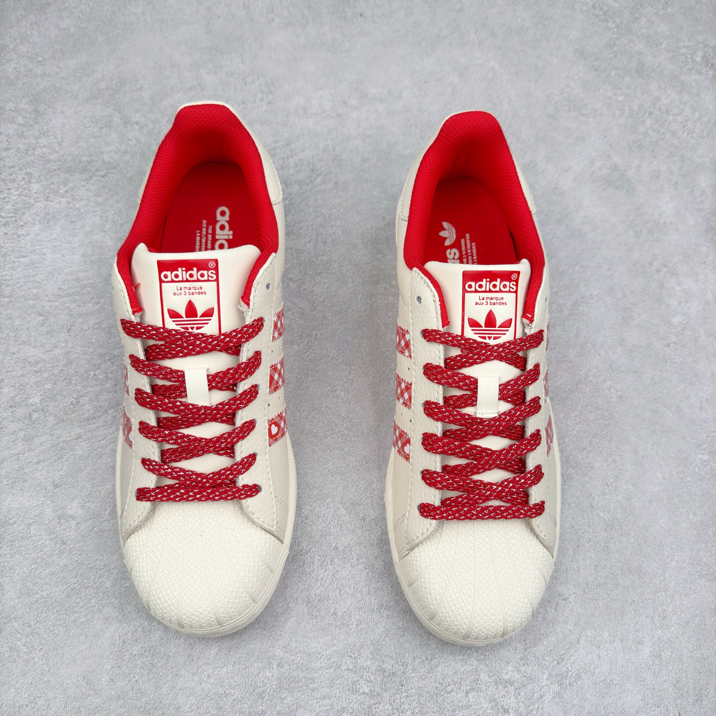 图片[2]-＃C2 AD Originals Superstar 经典复古贝壳头板鞋 XG0002 诞生于1969年 是第一双将全皮面鞋 身与橡胶鞋头结合在一起的低帮篮球鞋 Superstar最开始 是作为高帮篮球鞋Pro Model的低帮版本而出现的 但因为其独特和醒目的橡胶鞋头造型而让大家熟知 被大家形象地称为\\\”shelltoe\\\”贝壳头 在70年代的美国职业篮球场上 接近3/4的NBA球员都将这双Superstar作为场上用鞋 80年代之后 经过不断的改良和发展 Superstar逐渐成为横跨时装、音乐、街头文化、休闲和运动等各大领域的时尚潮鞋 尺码：36 36.5 37 38 38.5 39 40 40.5 41 42 42.5 43 44 44.5 45-选品中心