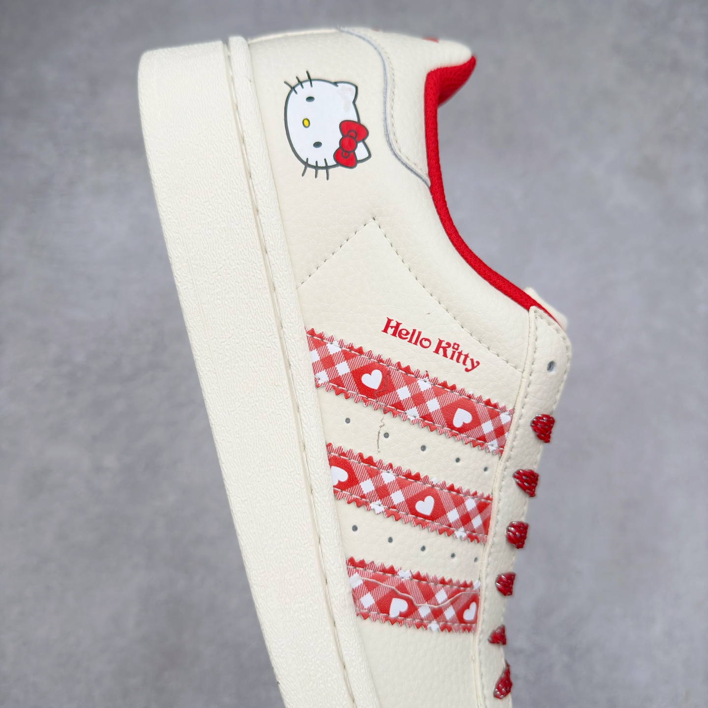 图片[6]-＃C2 AD Originals Superstar 经典复古贝壳头板鞋 XG0002 诞生于1969年 是第一双将全皮面鞋 身与橡胶鞋头结合在一起的低帮篮球鞋 Superstar最开始 是作为高帮篮球鞋Pro Model的低帮版本而出现的 但因为其独特和醒目的橡胶鞋头造型而让大家熟知 被大家形象地称为\\\”shelltoe\\\”贝壳头 在70年代的美国职业篮球场上 接近3/4的NBA球员都将这双Superstar作为场上用鞋 80年代之后 经过不断的改良和发展 Superstar逐渐成为横跨时装、音乐、街头文化、休闲和运动等各大领域的时尚潮鞋 尺码：36 36.5 37 38 38.5 39 40 40.5 41 42 42.5 43 44 44.5 45-选品中心