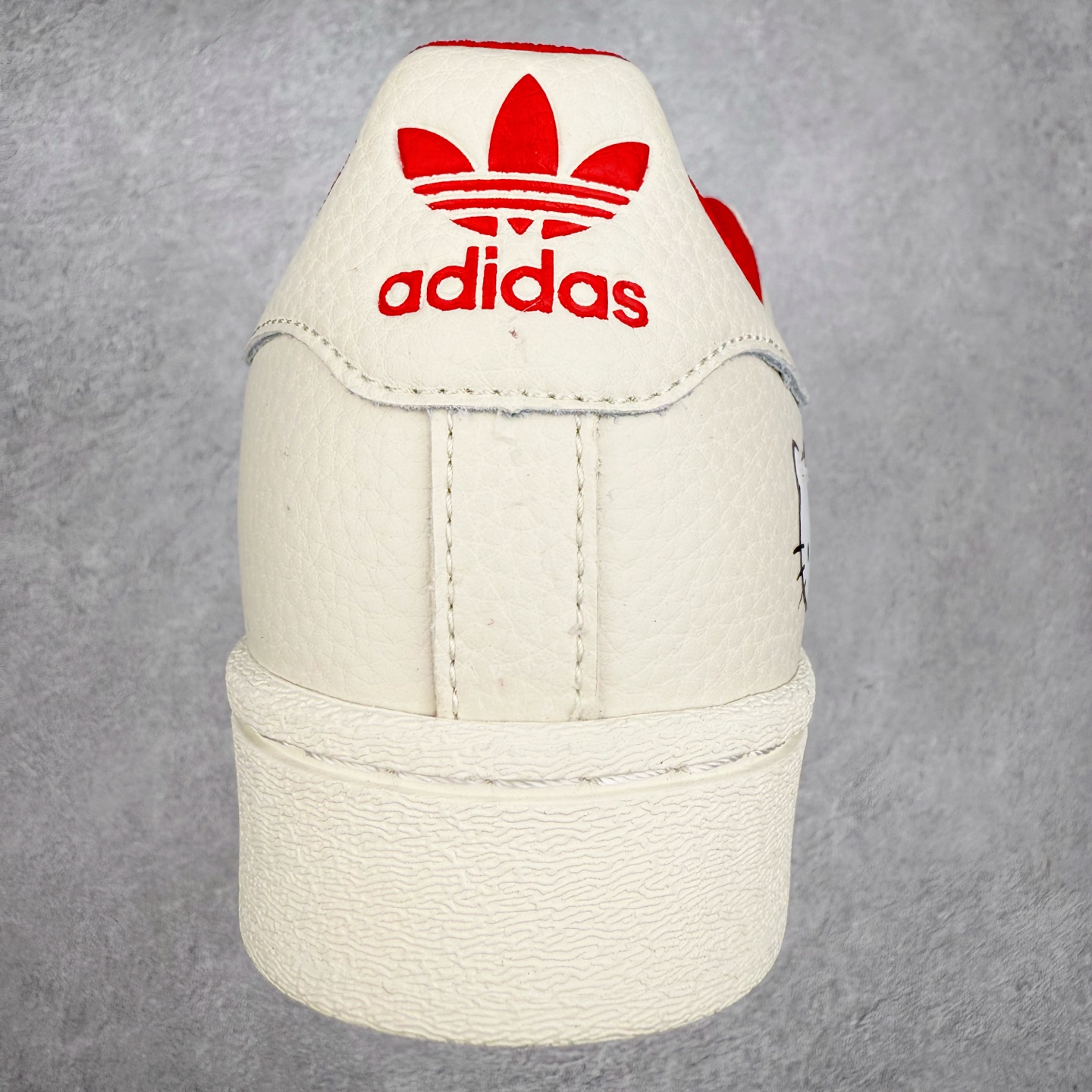 图片[8]-＃C2 AD Originals Superstar 经典复古贝壳头板鞋 XG0002 诞生于1969年 是第一双将全皮面鞋 身与橡胶鞋头结合在一起的低帮篮球鞋 Superstar最开始 是作为高帮篮球鞋Pro Model的低帮版本而出现的 但因为其独特和醒目的橡胶鞋头造型而让大家熟知 被大家形象地称为\\\”shelltoe\\\”贝壳头 在70年代的美国职业篮球场上 接近3/4的NBA球员都将这双Superstar作为场上用鞋 80年代之后 经过不断的改良和发展 Superstar逐渐成为横跨时装、音乐、街头文化、休闲和运动等各大领域的时尚潮鞋 尺码：36 36.5 37 38 38.5 39 40 40.5 41 42 42.5 43 44 44.5 45-选品中心