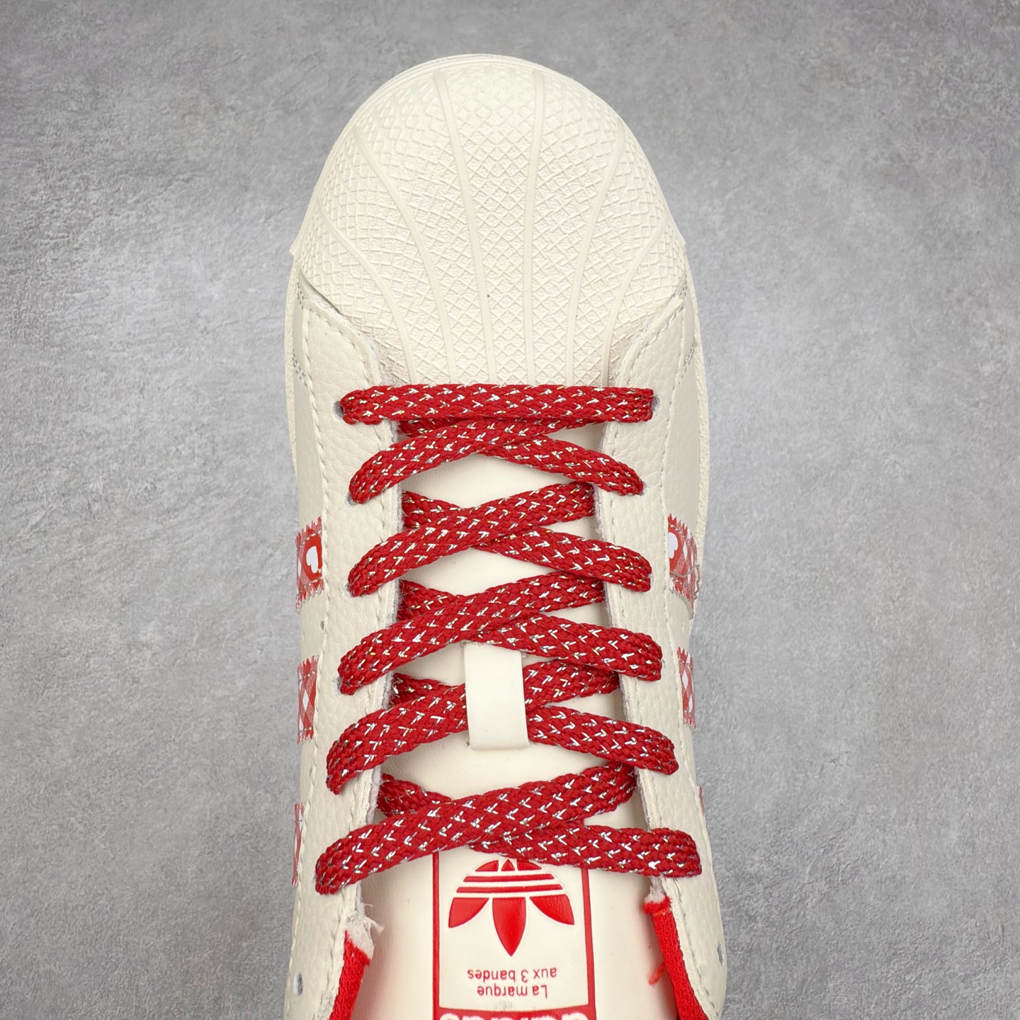 图片[4]-＃C2 AD Originals Superstar 经典复古贝壳头板鞋 XG0002 诞生于1969年 是第一双将全皮面鞋 身与橡胶鞋头结合在一起的低帮篮球鞋 Superstar最开始 是作为高帮篮球鞋Pro Model的低帮版本而出现的 但因为其独特和醒目的橡胶鞋头造型而让大家熟知 被大家形象地称为\\\”shelltoe\\\”贝壳头 在70年代的美国职业篮球场上 接近3/4的NBA球员都将这双Superstar作为场上用鞋 80年代之后 经过不断的改良和发展 Superstar逐渐成为横跨时装、音乐、街头文化、休闲和运动等各大领域的时尚潮鞋 尺码：36 36.5 37 38 38.5 39 40 40.5 41 42 42.5 43 44 44.5 45-选品中心