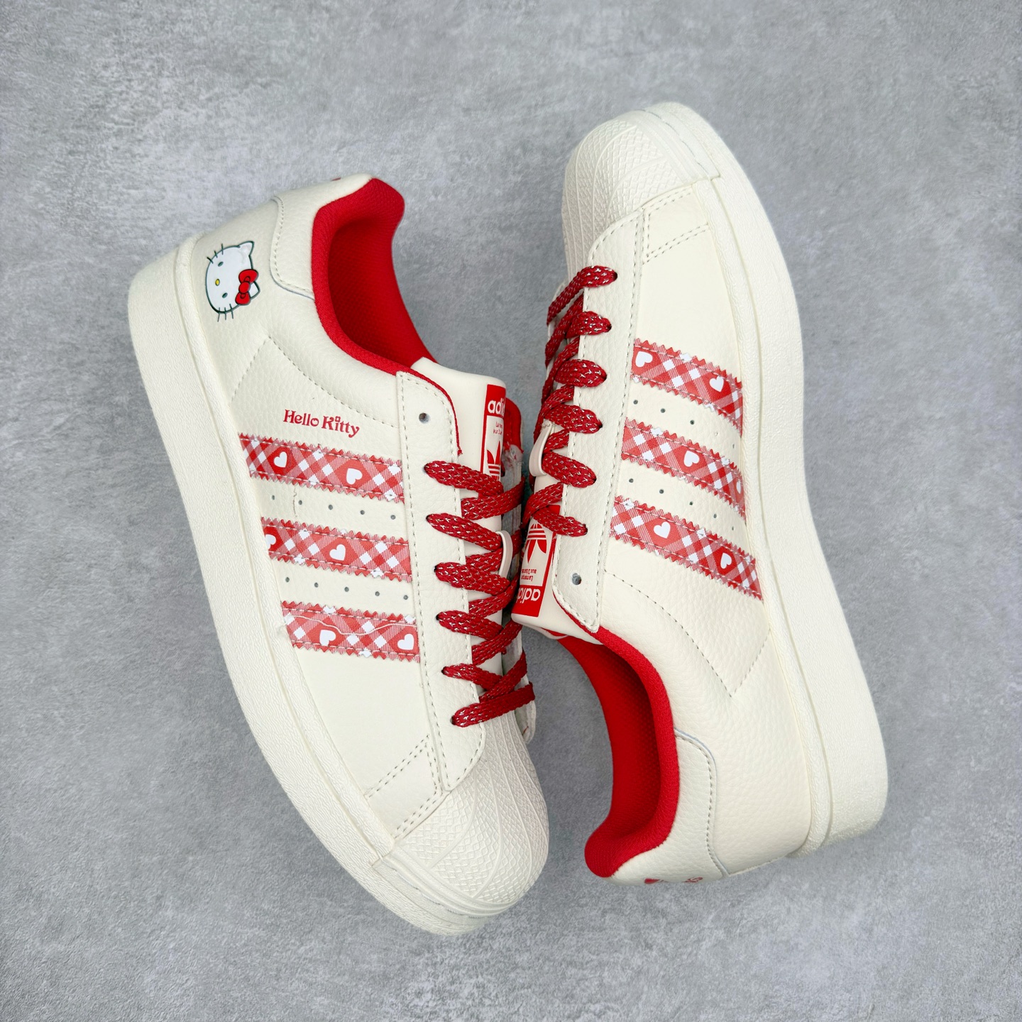 图片[3]-＃C2 AD Originals Superstar 经典复古贝壳头板鞋 XG0002 诞生于1969年 是第一双将全皮面鞋 身与橡胶鞋头结合在一起的低帮篮球鞋 Superstar最开始 是作为高帮篮球鞋Pro Model的低帮版本而出现的 但因为其独特和醒目的橡胶鞋头造型而让大家熟知 被大家形象地称为\\\”shelltoe\\\”贝壳头 在70年代的美国职业篮球场上 接近3/4的NBA球员都将这双Superstar作为场上用鞋 80年代之后 经过不断的改良和发展 Superstar逐渐成为横跨时装、音乐、街头文化、休闲和运动等各大领域的时尚潮鞋 尺码：36 36.5 37 38 38.5 39 40 40.5 41 42 42.5 43 44 44.5 45-选品中心