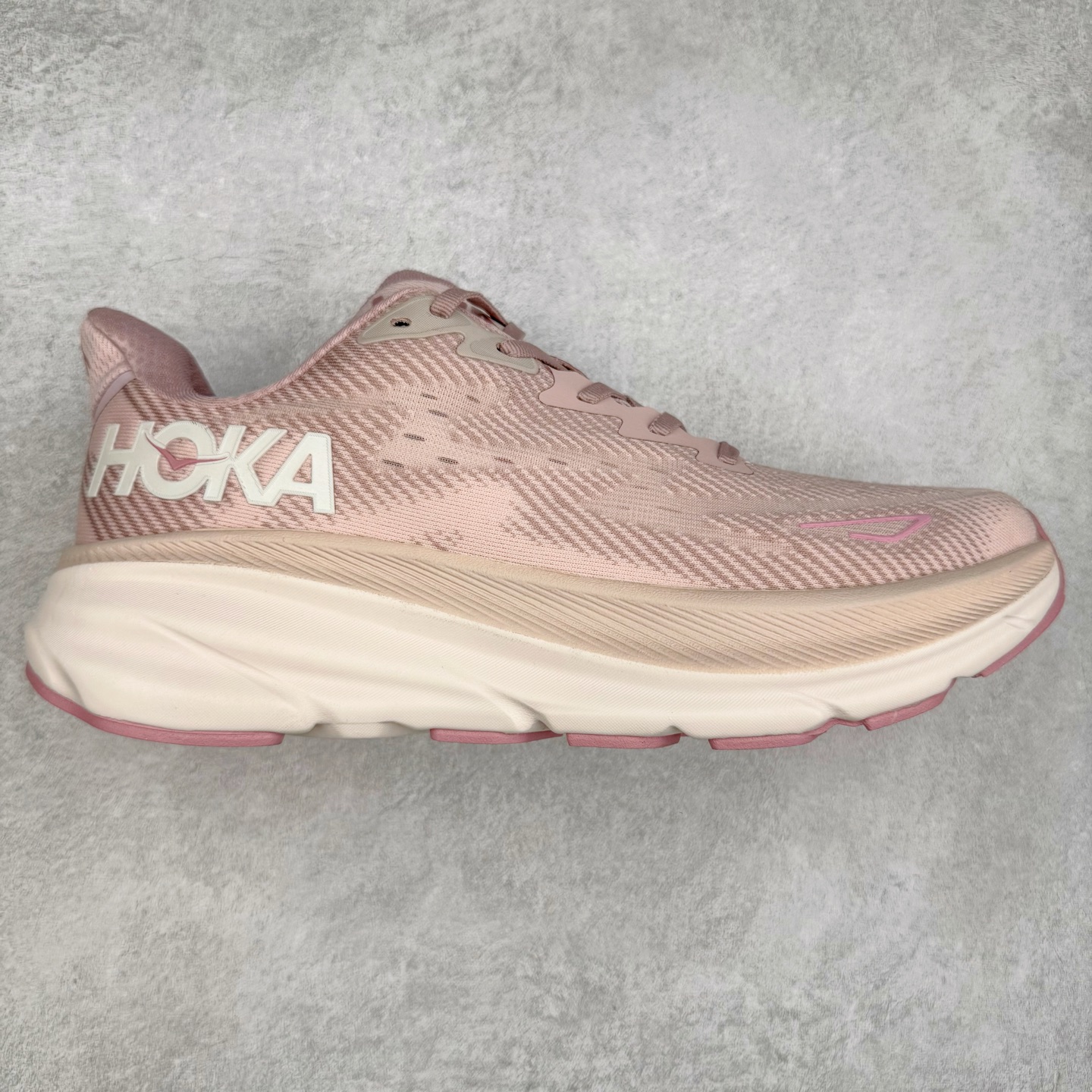 图片[8]-＃HK纯原 HOKA ONE ONE Clifton 克里夫顿9代专业性能减震公路跑步鞋 美国特供批次 轻盈透气的针织网面和纱线的使用让鞋面更挺拔 增强鞋面的强度和支撑性能 搭配柔软的鞋舌 让双脚在舒适包裹中跑的更加畅快 全新泡棉中底 柔软的同时增强回弹性能 为不同跑者提供更平稳流畅的脚感 带来全面的缓冲保护 根据人体工程学设计的延长拉襟 后跟处弹软的海绵填充舒适固定 避免掉跟和摩擦 相比上一代光滑的内衬 Clifton 9的内衬增强了摩擦力 避免双脚在鞋内滑动 尺码：36 36.5 37.5 38 38.5 39 40 40.5 41 42 42.5 43 44 44.5 45-选品中心