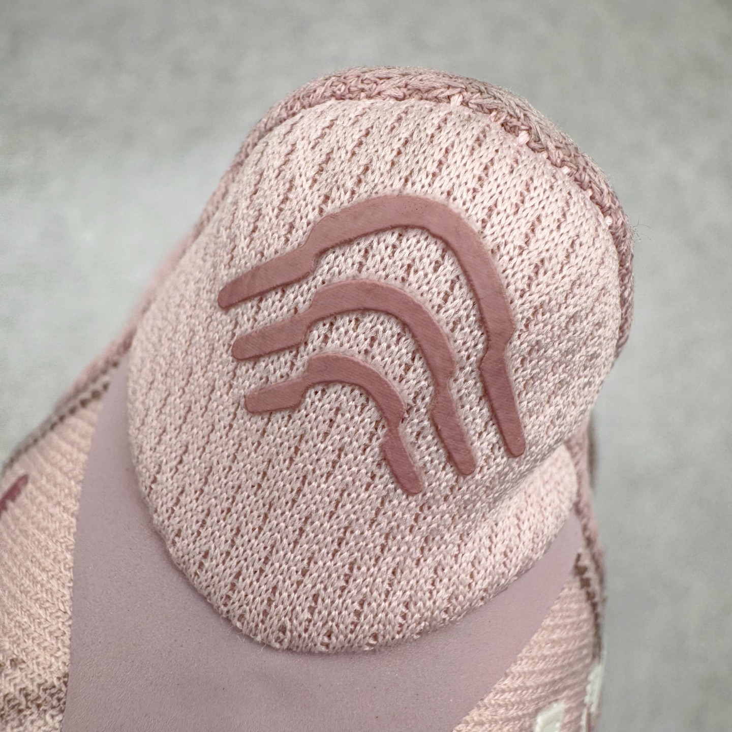 图片[15]-＃HK纯原 HOKA ONE ONE Clifton 克里夫顿9代专业性能减震公路跑步鞋 美国特供批次 轻盈透气的针织网面和纱线的使用让鞋面更挺拔 增强鞋面的强度和支撑性能 搭配柔软的鞋舌 让双脚在舒适包裹中跑的更加畅快 全新泡棉中底 柔软的同时增强回弹性能 为不同跑者提供更平稳流畅的脚感 带来全面的缓冲保护 根据人体工程学设计的延长拉襟 后跟处弹软的海绵填充舒适固定 避免掉跟和摩擦 相比上一代光滑的内衬 Clifton 9的内衬增强了摩擦力 避免双脚在鞋内滑动 尺码：36 36.5 37.5 38 38.5 39 40 40.5 41 42 42.5 43 44 44.5 45-选品中心