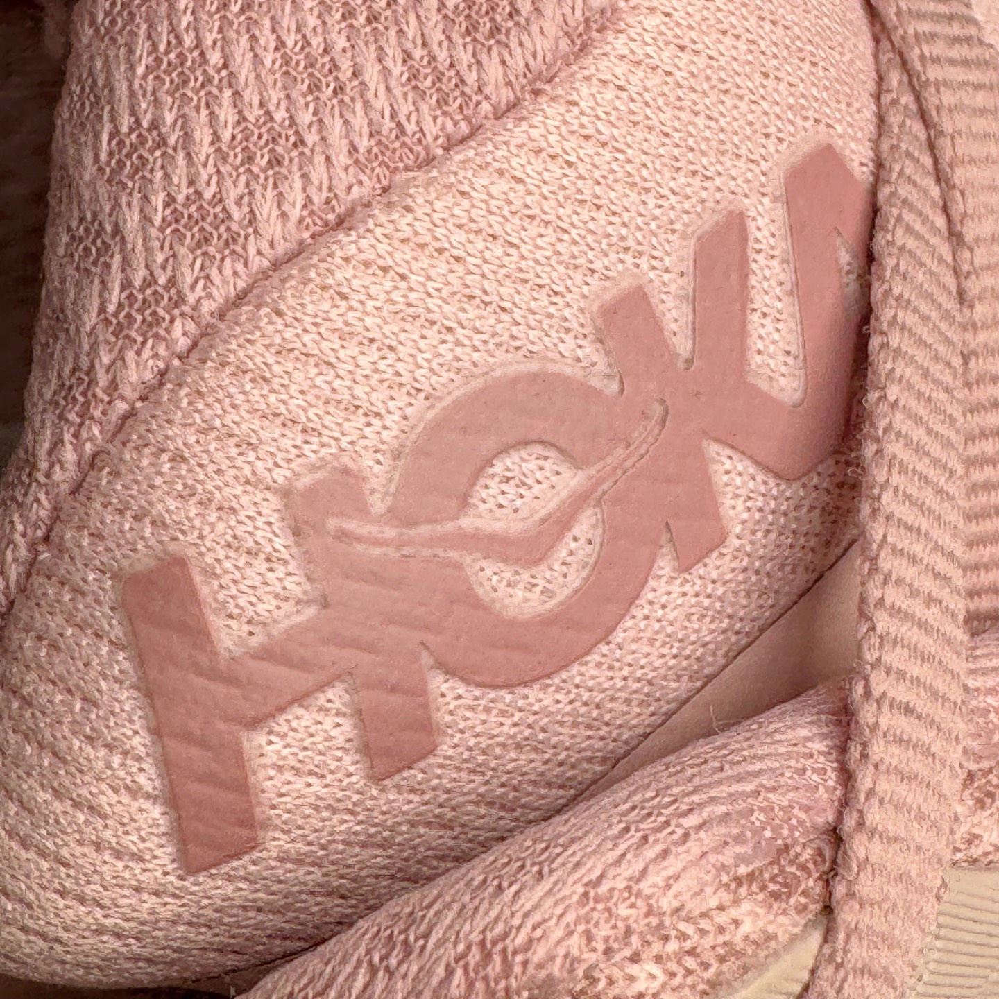 图片[21]-＃HK纯原 HOKA ONE ONE Clifton 克里夫顿9代专业性能减震公路跑步鞋 美国特供批次 轻盈透气的针织网面和纱线的使用让鞋面更挺拔 增强鞋面的强度和支撑性能 搭配柔软的鞋舌 让双脚在舒适包裹中跑的更加畅快 全新泡棉中底 柔软的同时增强回弹性能 为不同跑者提供更平稳流畅的脚感 带来全面的缓冲保护 根据人体工程学设计的延长拉襟 后跟处弹软的海绵填充舒适固定 避免掉跟和摩擦 相比上一代光滑的内衬 Clifton 9的内衬增强了摩擦力 避免双脚在鞋内滑动 尺码：36 36.5 37.5 38 38.5 39 40 40.5 41 42 42.5 43 44 44.5 45-选品中心