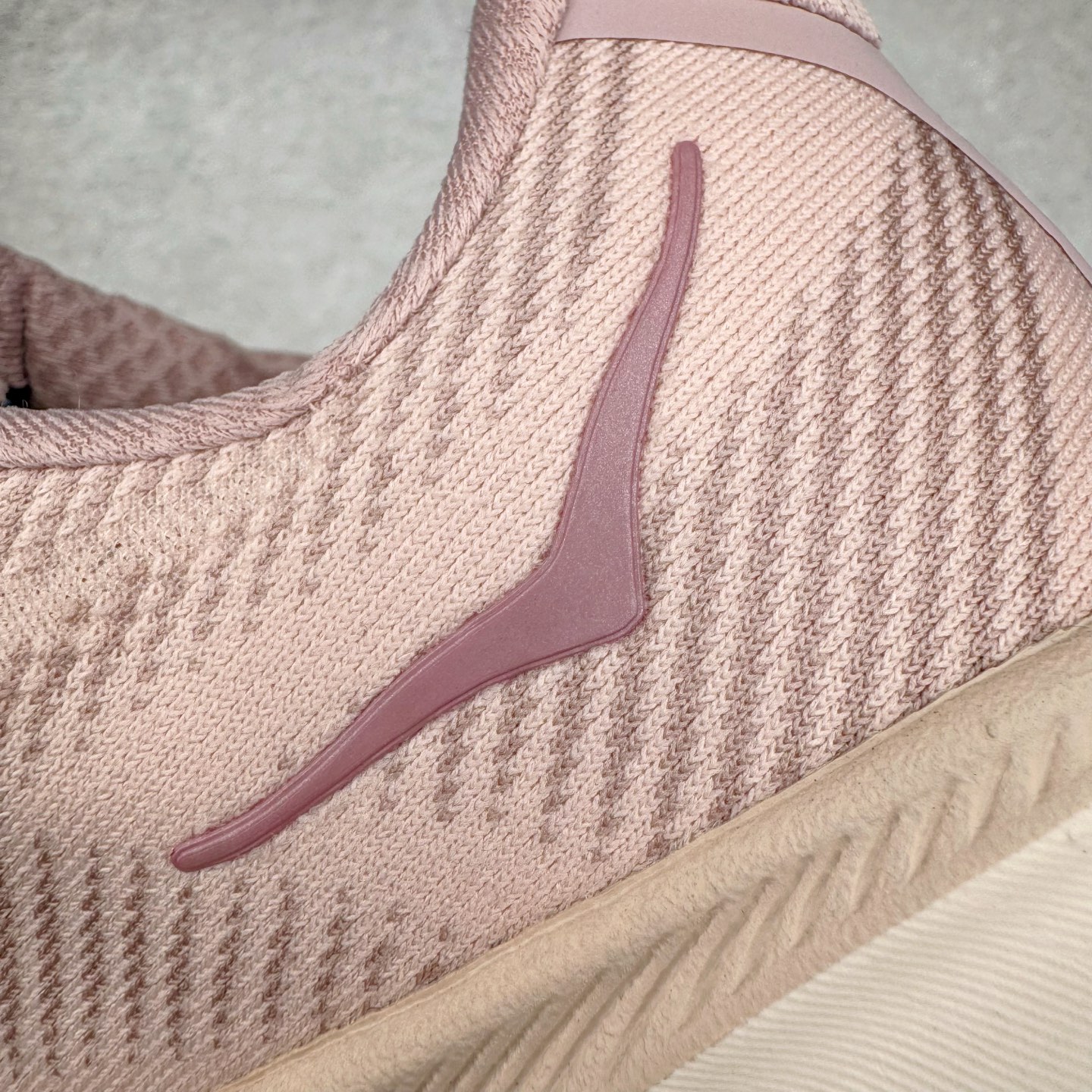 图片[19]-＃HK纯原 HOKA ONE ONE Clifton 克里夫顿9代专业性能减震公路跑步鞋 美国特供批次 轻盈透气的针织网面和纱线的使用让鞋面更挺拔 增强鞋面的强度和支撑性能 搭配柔软的鞋舌 让双脚在舒适包裹中跑的更加畅快 全新泡棉中底 柔软的同时增强回弹性能 为不同跑者提供更平稳流畅的脚感 带来全面的缓冲保护 根据人体工程学设计的延长拉襟 后跟处弹软的海绵填充舒适固定 避免掉跟和摩擦 相比上一代光滑的内衬 Clifton 9的内衬增强了摩擦力 避免双脚在鞋内滑动 尺码：36 36.5 37.5 38 38.5 39 40 40.5 41 42 42.5 43 44 44.5 45-选品中心