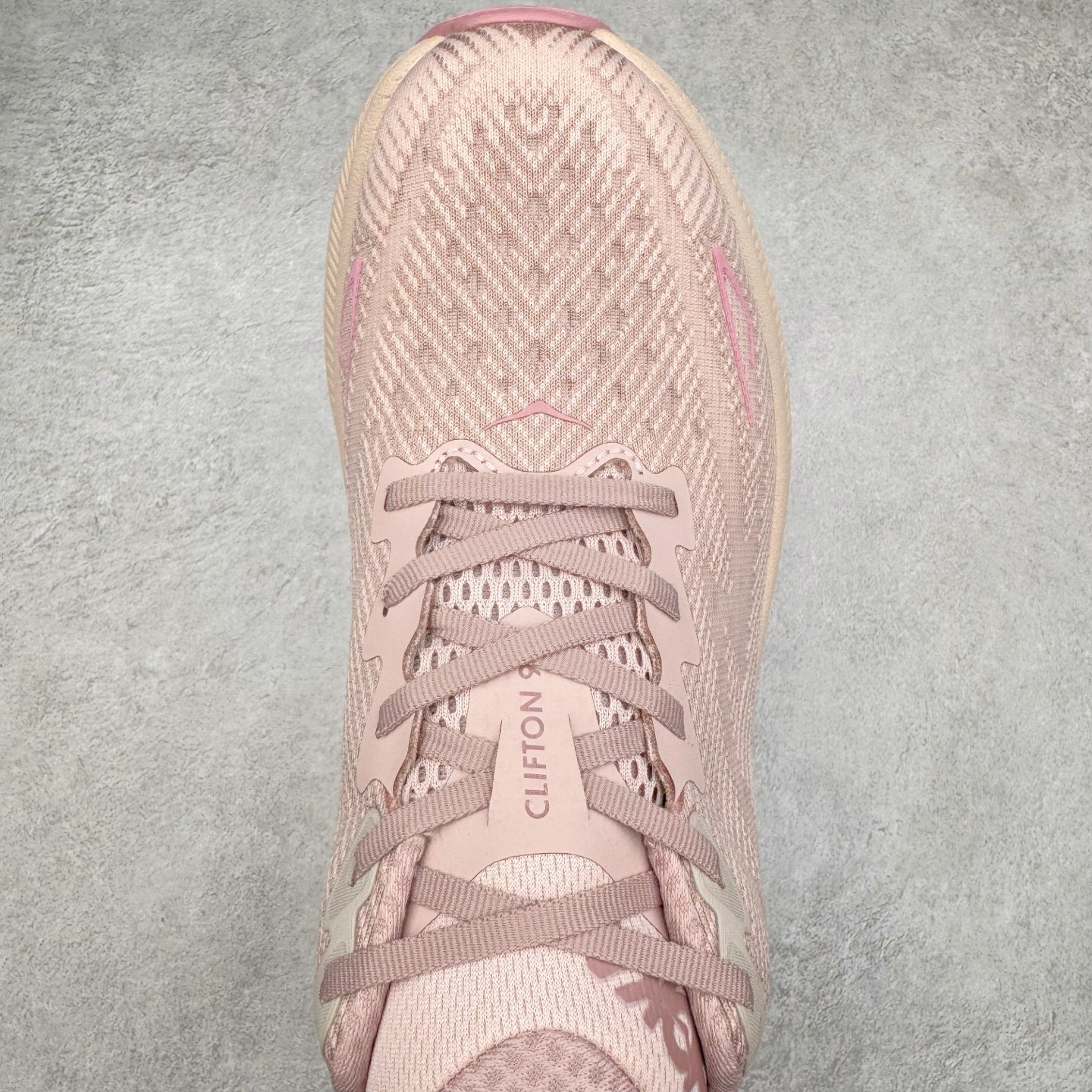 图片[4]-＃HK纯原 HOKA ONE ONE Clifton 克里夫顿9代专业性能减震公路跑步鞋 美国特供批次 轻盈透气的针织网面和纱线的使用让鞋面更挺拔 增强鞋面的强度和支撑性能 搭配柔软的鞋舌 让双脚在舒适包裹中跑的更加畅快 全新泡棉中底 柔软的同时增强回弹性能 为不同跑者提供更平稳流畅的脚感 带来全面的缓冲保护 根据人体工程学设计的延长拉襟 后跟处弹软的海绵填充舒适固定 避免掉跟和摩擦 相比上一代光滑的内衬 Clifton 9的内衬增强了摩擦力 避免双脚在鞋内滑动 尺码：36 36.5 37.5 38 38.5 39 40 40.5 41 42 42.5 43 44 44.5 45-选品中心