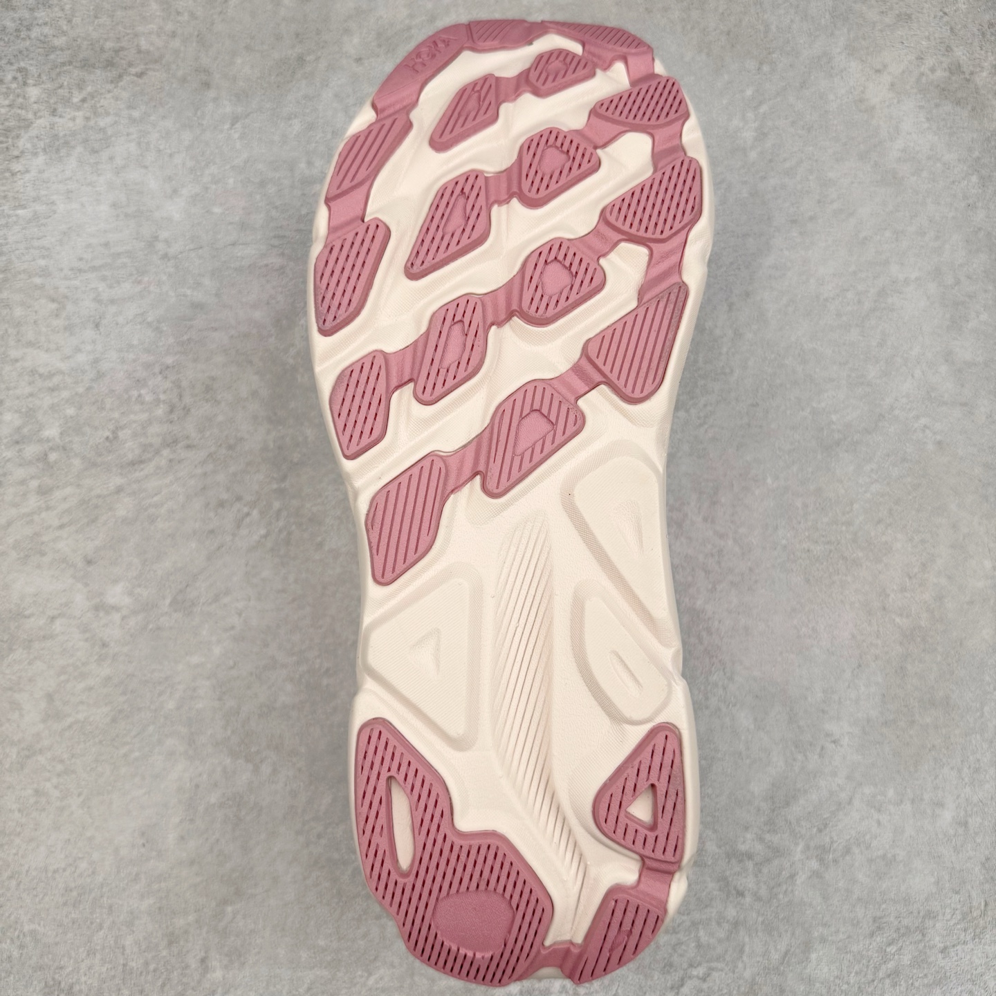 图片[9]-＃HK纯原 HOKA ONE ONE Clifton 克里夫顿9代专业性能减震公路跑步鞋 美国特供批次 轻盈透气的针织网面和纱线的使用让鞋面更挺拔 增强鞋面的强度和支撑性能 搭配柔软的鞋舌 让双脚在舒适包裹中跑的更加畅快 全新泡棉中底 柔软的同时增强回弹性能 为不同跑者提供更平稳流畅的脚感 带来全面的缓冲保护 根据人体工程学设计的延长拉襟 后跟处弹软的海绵填充舒适固定 避免掉跟和摩擦 相比上一代光滑的内衬 Clifton 9的内衬增强了摩擦力 避免双脚在鞋内滑动 尺码：36 36.5 37.5 38 38.5 39 40 40.5 41 42 42.5 43 44 44.5 45-选品中心