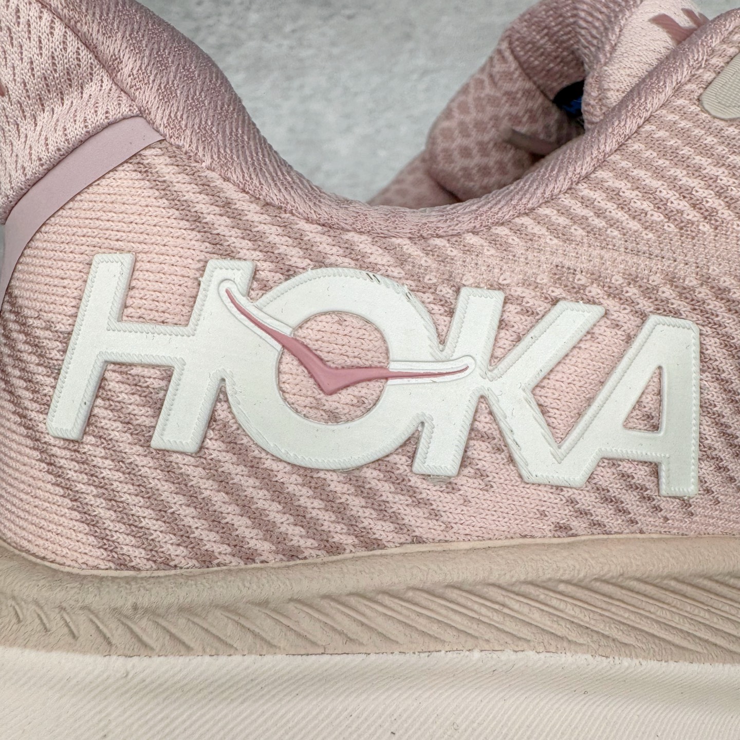 图片[14]-＃HK纯原 HOKA ONE ONE Clifton 克里夫顿9代专业性能减震公路跑步鞋 美国特供批次 轻盈透气的针织网面和纱线的使用让鞋面更挺拔 增强鞋面的强度和支撑性能 搭配柔软的鞋舌 让双脚在舒适包裹中跑的更加畅快 全新泡棉中底 柔软的同时增强回弹性能 为不同跑者提供更平稳流畅的脚感 带来全面的缓冲保护 根据人体工程学设计的延长拉襟 后跟处弹软的海绵填充舒适固定 避免掉跟和摩擦 相比上一代光滑的内衬 Clifton 9的内衬增强了摩擦力 避免双脚在鞋内滑动 尺码：36 36.5 37.5 38 38.5 39 40 40.5 41 42 42.5 43 44 44.5 45-选品中心