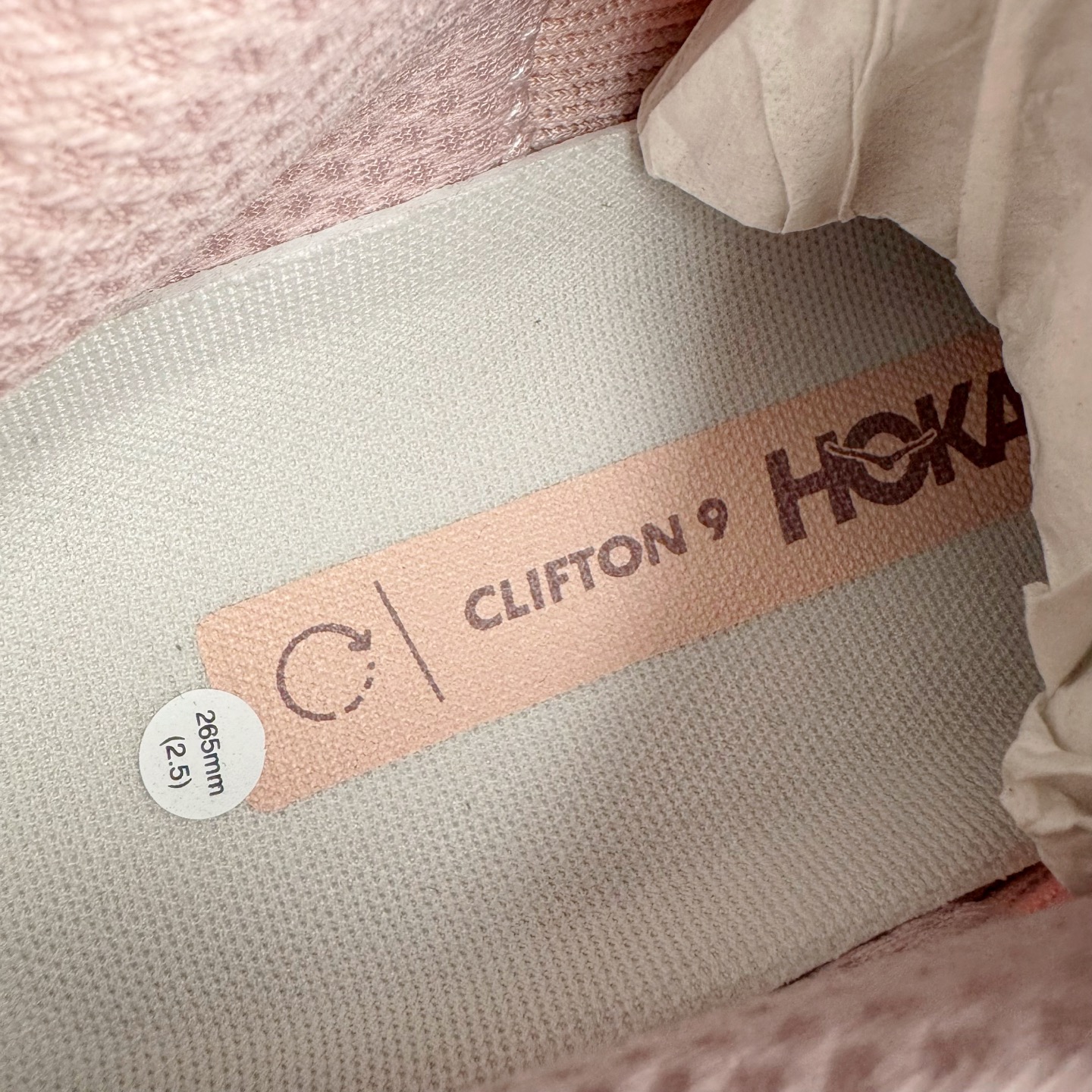 图片[20]-＃HK纯原 HOKA ONE ONE Clifton 克里夫顿9代专业性能减震公路跑步鞋 美国特供批次 轻盈透气的针织网面和纱线的使用让鞋面更挺拔 增强鞋面的强度和支撑性能 搭配柔软的鞋舌 让双脚在舒适包裹中跑的更加畅快 全新泡棉中底 柔软的同时增强回弹性能 为不同跑者提供更平稳流畅的脚感 带来全面的缓冲保护 根据人体工程学设计的延长拉襟 后跟处弹软的海绵填充舒适固定 避免掉跟和摩擦 相比上一代光滑的内衬 Clifton 9的内衬增强了摩擦力 避免双脚在鞋内滑动 尺码：36 36.5 37.5 38 38.5 39 40 40.5 41 42 42.5 43 44 44.5 45-选品中心