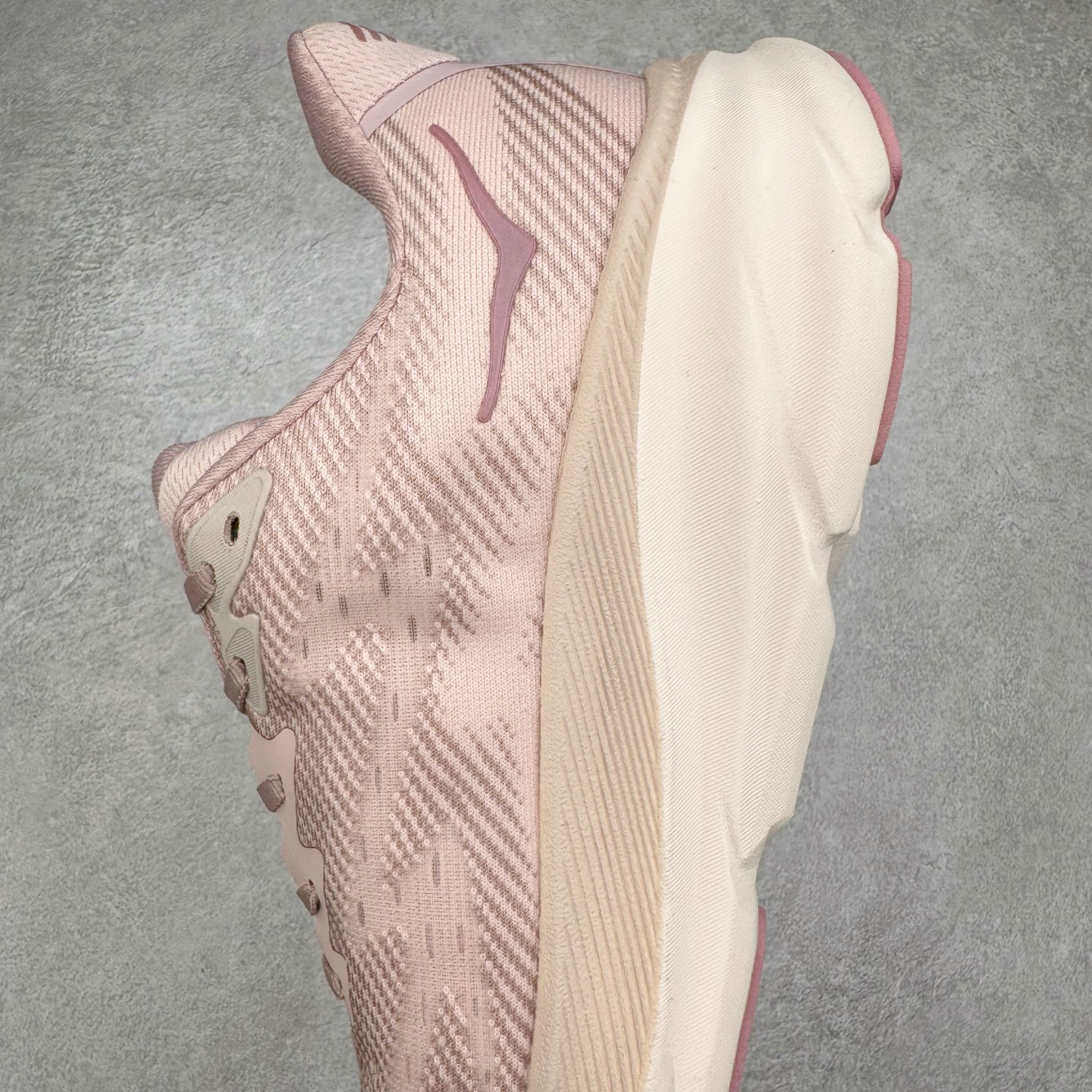 图片[7]-＃HK纯原 HOKA ONE ONE Clifton 克里夫顿9代专业性能减震公路跑步鞋 美国特供批次 轻盈透气的针织网面和纱线的使用让鞋面更挺拔 增强鞋面的强度和支撑性能 搭配柔软的鞋舌 让双脚在舒适包裹中跑的更加畅快 全新泡棉中底 柔软的同时增强回弹性能 为不同跑者提供更平稳流畅的脚感 带来全面的缓冲保护 根据人体工程学设计的延长拉襟 后跟处弹软的海绵填充舒适固定 避免掉跟和摩擦 相比上一代光滑的内衬 Clifton 9的内衬增强了摩擦力 避免双脚在鞋内滑动 尺码：36 36.5 37.5 38 38.5 39 40 40.5 41 42 42.5 43 44 44.5 45-选品中心