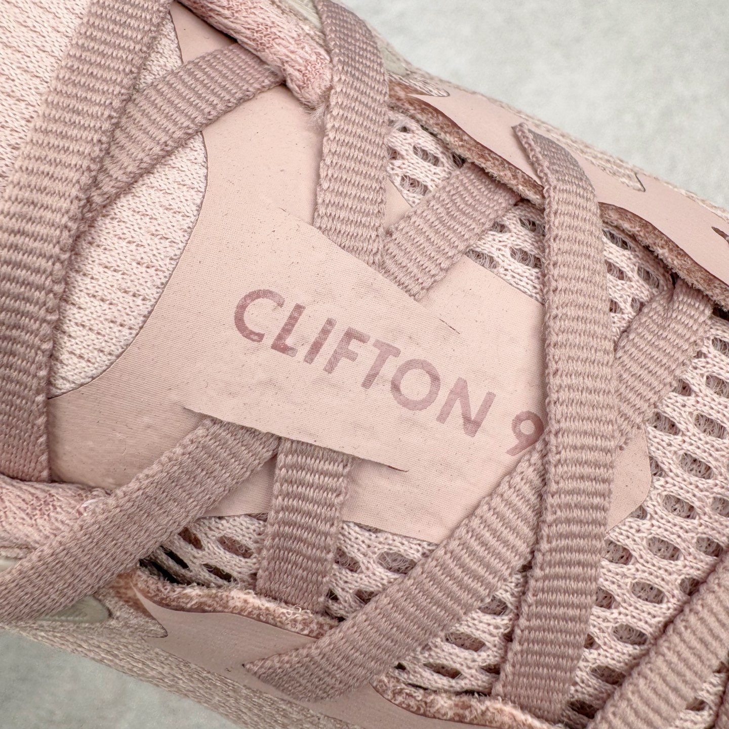 图片[18]-＃HK纯原 HOKA ONE ONE Clifton 克里夫顿9代专业性能减震公路跑步鞋 美国特供批次 轻盈透气的针织网面和纱线的使用让鞋面更挺拔 增强鞋面的强度和支撑性能 搭配柔软的鞋舌 让双脚在舒适包裹中跑的更加畅快 全新泡棉中底 柔软的同时增强回弹性能 为不同跑者提供更平稳流畅的脚感 带来全面的缓冲保护 根据人体工程学设计的延长拉襟 后跟处弹软的海绵填充舒适固定 避免掉跟和摩擦 相比上一代光滑的内衬 Clifton 9的内衬增强了摩擦力 避免双脚在鞋内滑动 尺码：36 36.5 37.5 38 38.5 39 40 40.5 41 42 42.5 43 44 44.5 45-选品中心