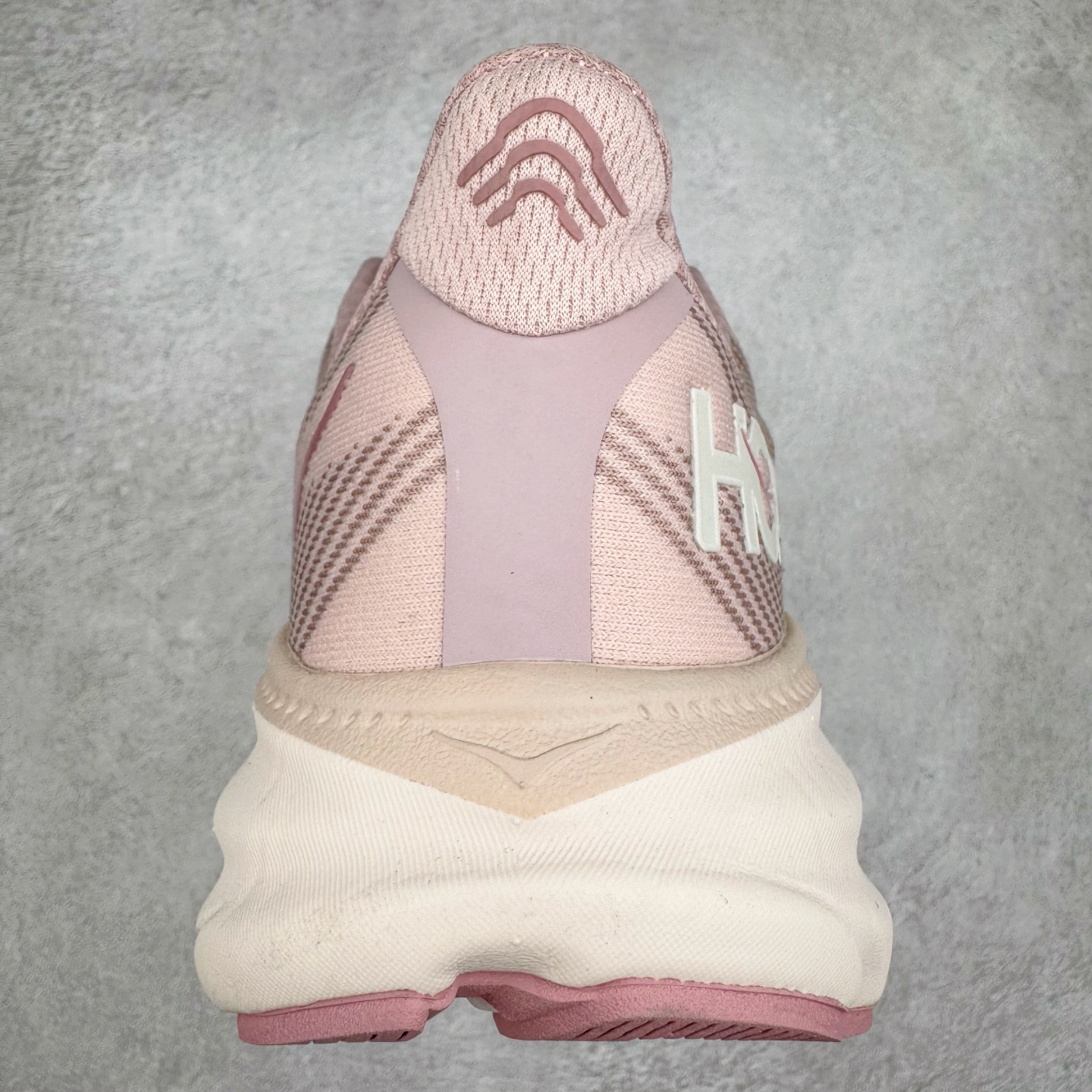 图片[8]-＃HK纯原 HOKA ONE ONE Clifton 克里夫顿9代专业性能减震公路跑步鞋 美国特供批次 轻盈透气的针织网面和纱线的使用让鞋面更挺拔 增强鞋面的强度和支撑性能 搭配柔软的鞋舌 让双脚在舒适包裹中跑的更加畅快 全新泡棉中底 柔软的同时增强回弹性能 为不同跑者提供更平稳流畅的脚感 带来全面的缓冲保护 根据人体工程学设计的延长拉襟 后跟处弹软的海绵填充舒适固定 避免掉跟和摩擦 相比上一代光滑的内衬 Clifton 9的内衬增强了摩擦力 避免双脚在鞋内滑动 尺码：36 36.5 37.5 38 38.5 39 40 40.5 41 42 42.5 43 44 44.5 45-选品中心