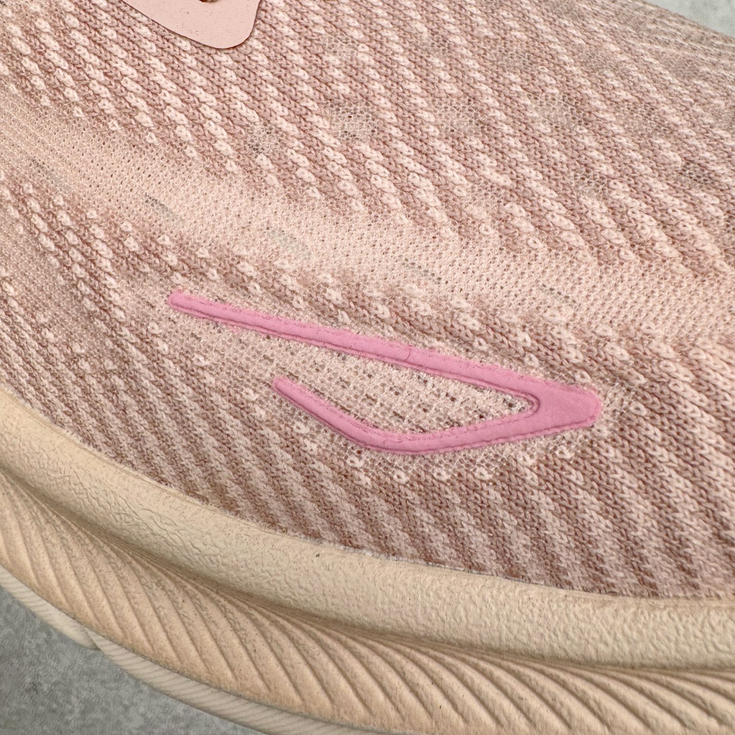 图片[17]-＃HK纯原 HOKA ONE ONE Clifton 克里夫顿9代专业性能减震公路跑步鞋 美国特供批次 轻盈透气的针织网面和纱线的使用让鞋面更挺拔 增强鞋面的强度和支撑性能 搭配柔软的鞋舌 让双脚在舒适包裹中跑的更加畅快 全新泡棉中底 柔软的同时增强回弹性能 为不同跑者提供更平稳流畅的脚感 带来全面的缓冲保护 根据人体工程学设计的延长拉襟 后跟处弹软的海绵填充舒适固定 避免掉跟和摩擦 相比上一代光滑的内衬 Clifton 9的内衬增强了摩擦力 避免双脚在鞋内滑动 尺码：36 36.5 37.5 38 38.5 39 40 40.5 41 42 42.5 43 44 44.5 45-选品中心