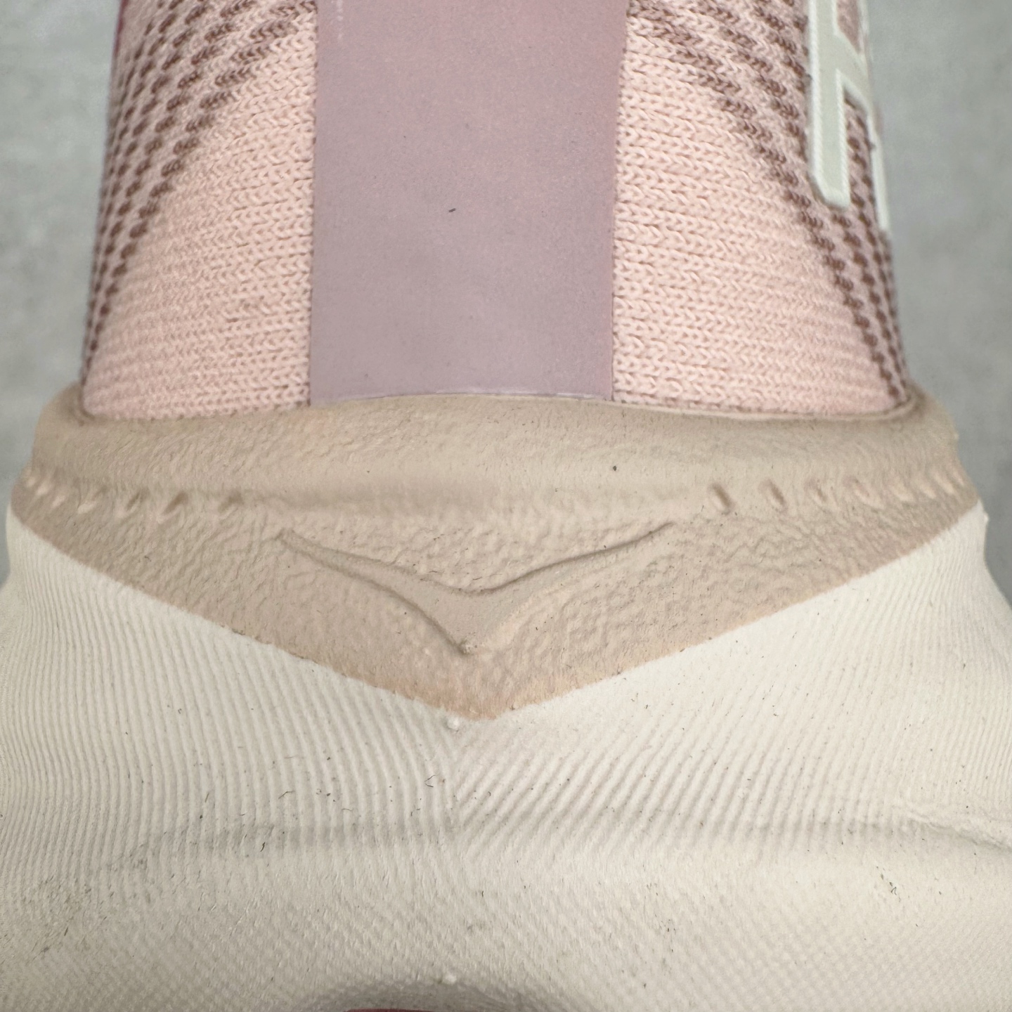 图片[10]-＃HK纯原 HOKA ONE ONE Clifton 克里夫顿9代专业性能减震公路跑步鞋 美国特供批次 轻盈透气的针织网面和纱线的使用让鞋面更挺拔 增强鞋面的强度和支撑性能 搭配柔软的鞋舌 让双脚在舒适包裹中跑的更加畅快 全新泡棉中底 柔软的同时增强回弹性能 为不同跑者提供更平稳流畅的脚感 带来全面的缓冲保护 根据人体工程学设计的延长拉襟 后跟处弹软的海绵填充舒适固定 避免掉跟和摩擦 相比上一代光滑的内衬 Clifton 9的内衬增强了摩擦力 避免双脚在鞋内滑动 尺码：36 36.5 37.5 38 38.5 39 40 40.5 41 42 42.5 43 44 44.5 45-选品中心