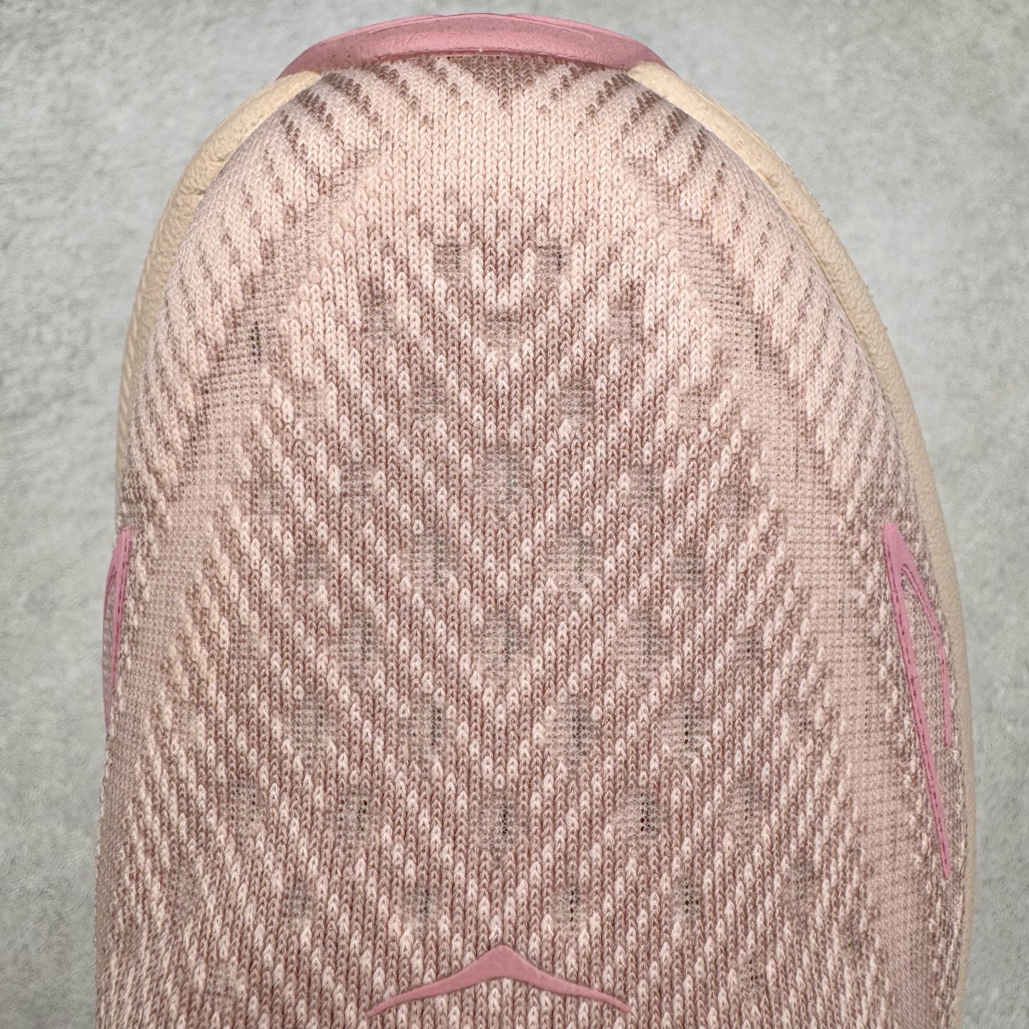 图片[16]-＃HK纯原 HOKA ONE ONE Clifton 克里夫顿9代专业性能减震公路跑步鞋 美国特供批次 轻盈透气的针织网面和纱线的使用让鞋面更挺拔 增强鞋面的强度和支撑性能 搭配柔软的鞋舌 让双脚在舒适包裹中跑的更加畅快 全新泡棉中底 柔软的同时增强回弹性能 为不同跑者提供更平稳流畅的脚感 带来全面的缓冲保护 根据人体工程学设计的延长拉襟 后跟处弹软的海绵填充舒适固定 避免掉跟和摩擦 相比上一代光滑的内衬 Clifton 9的内衬增强了摩擦力 避免双脚在鞋内滑动 尺码：36 36.5 37.5 38 38.5 39 40 40.5 41 42 42.5 43 44 44.5 45-选品中心