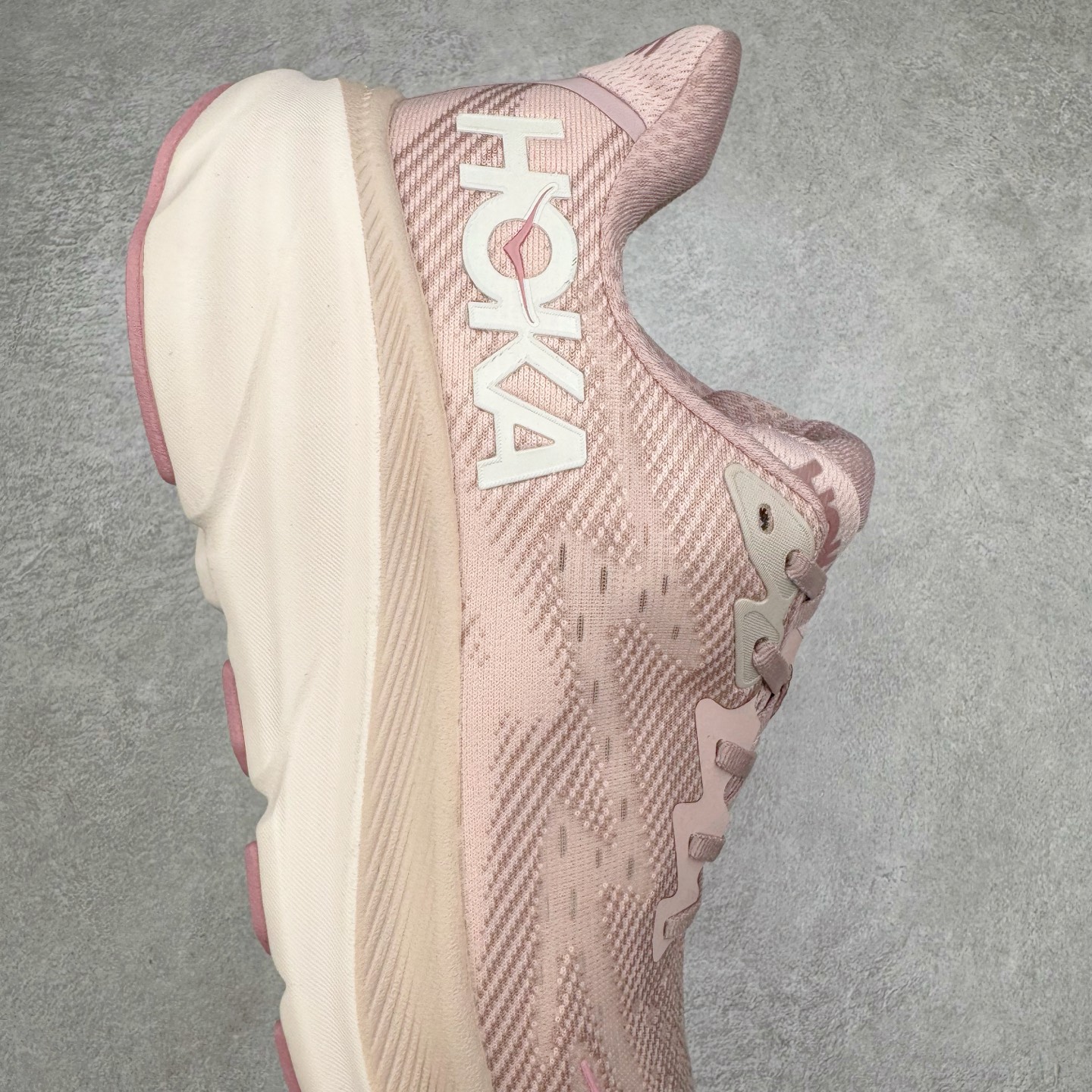 图片[6]-＃HK纯原 HOKA ONE ONE Clifton 克里夫顿9代专业性能减震公路跑步鞋 美国特供批次 轻盈透气的针织网面和纱线的使用让鞋面更挺拔 增强鞋面的强度和支撑性能 搭配柔软的鞋舌 让双脚在舒适包裹中跑的更加畅快 全新泡棉中底 柔软的同时增强回弹性能 为不同跑者提供更平稳流畅的脚感 带来全面的缓冲保护 根据人体工程学设计的延长拉襟 后跟处弹软的海绵填充舒适固定 避免掉跟和摩擦 相比上一代光滑的内衬 Clifton 9的内衬增强了摩擦力 避免双脚在鞋内滑动 尺码：36 36.5 37.5 38 38.5 39 40 40.5 41 42 42.5 43 44 44.5 45-选品中心