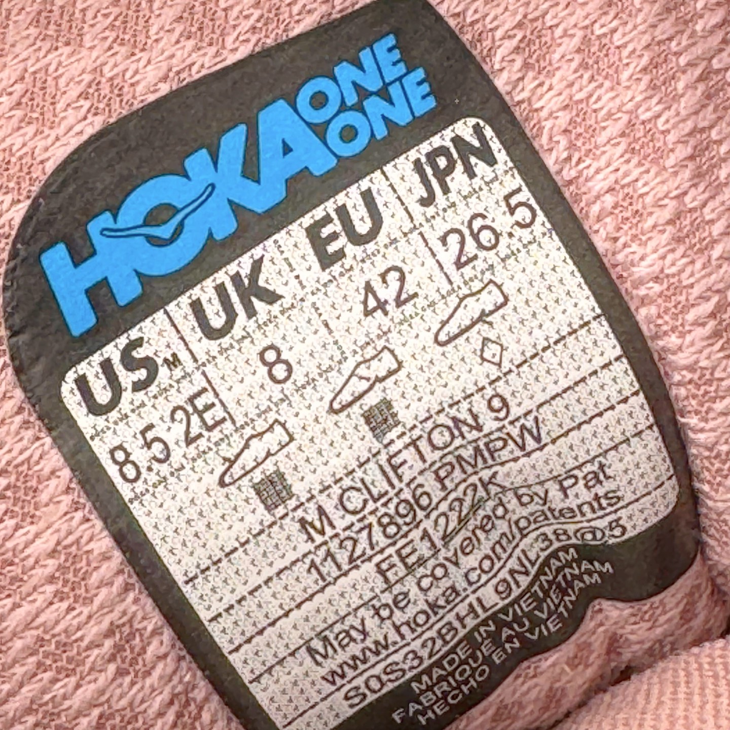 图片[22]-＃HK纯原 HOKA ONE ONE Clifton 克里夫顿9代专业性能减震公路跑步鞋 美国特供批次 轻盈透气的针织网面和纱线的使用让鞋面更挺拔 增强鞋面的强度和支撑性能 搭配柔软的鞋舌 让双脚在舒适包裹中跑的更加畅快 全新泡棉中底 柔软的同时增强回弹性能 为不同跑者提供更平稳流畅的脚感 带来全面的缓冲保护 根据人体工程学设计的延长拉襟 后跟处弹软的海绵填充舒适固定 避免掉跟和摩擦 相比上一代光滑的内衬 Clifton 9的内衬增强了摩擦力 避免双脚在鞋内滑动 尺码：36 36.5 37.5 38 38.5 39 40 40.5 41 42 42.5 43 44 44.5 45-选品中心