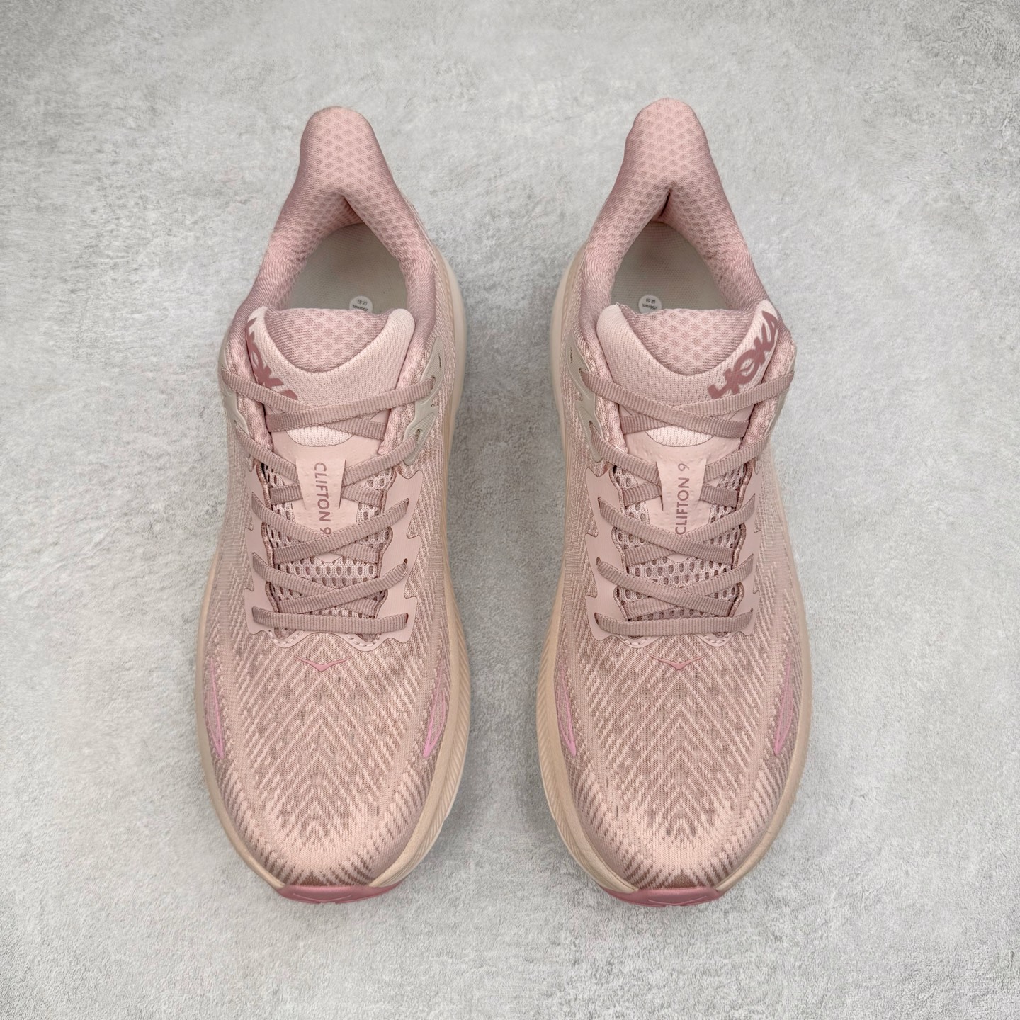 图片[2]-＃HK纯原 HOKA ONE ONE Clifton 克里夫顿9代专业性能减震公路跑步鞋 美国特供批次 轻盈透气的针织网面和纱线的使用让鞋面更挺拔 增强鞋面的强度和支撑性能 搭配柔软的鞋舌 让双脚在舒适包裹中跑的更加畅快 全新泡棉中底 柔软的同时增强回弹性能 为不同跑者提供更平稳流畅的脚感 带来全面的缓冲保护 根据人体工程学设计的延长拉襟 后跟处弹软的海绵填充舒适固定 避免掉跟和摩擦 相比上一代光滑的内衬 Clifton 9的内衬增强了摩擦力 避免双脚在鞋内滑动 尺码：36 36.5 37.5 38 38.5 39 40 40.5 41 42 42.5 43 44 44.5 45-选品中心