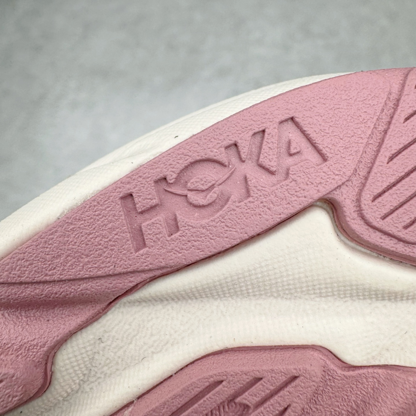 图片[12]-＃HK纯原 HOKA ONE ONE Clifton 克里夫顿9代专业性能减震公路跑步鞋 美国特供批次 轻盈透气的针织网面和纱线的使用让鞋面更挺拔 增强鞋面的强度和支撑性能 搭配柔软的鞋舌 让双脚在舒适包裹中跑的更加畅快 全新泡棉中底 柔软的同时增强回弹性能 为不同跑者提供更平稳流畅的脚感 带来全面的缓冲保护 根据人体工程学设计的延长拉襟 后跟处弹软的海绵填充舒适固定 避免掉跟和摩擦 相比上一代光滑的内衬 Clifton 9的内衬增强了摩擦力 避免双脚在鞋内滑动 尺码：36 36.5 37.5 38 38.5 39 40 40.5 41 42 42.5 43 44 44.5 45-选品中心